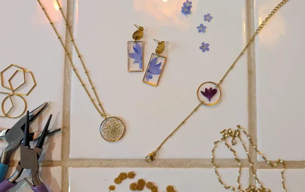 Réalisez votre bijou en résine et en fleurs pressées avec Leana - Image n°3 - Wecandoo