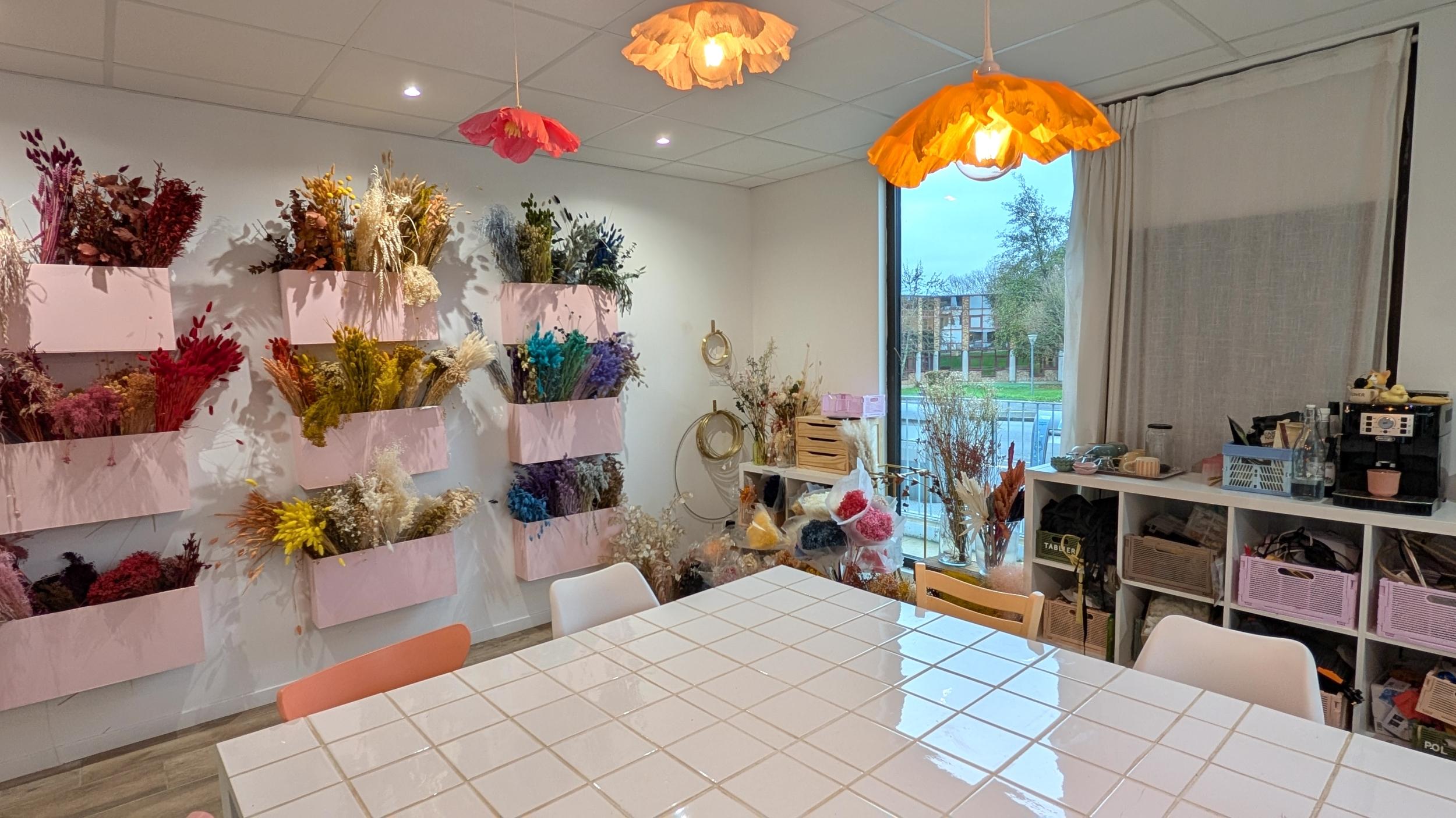 Réalisez votre bijou en résine et en fleurs pressées avec Leana - Image n°4 - Wecandoo