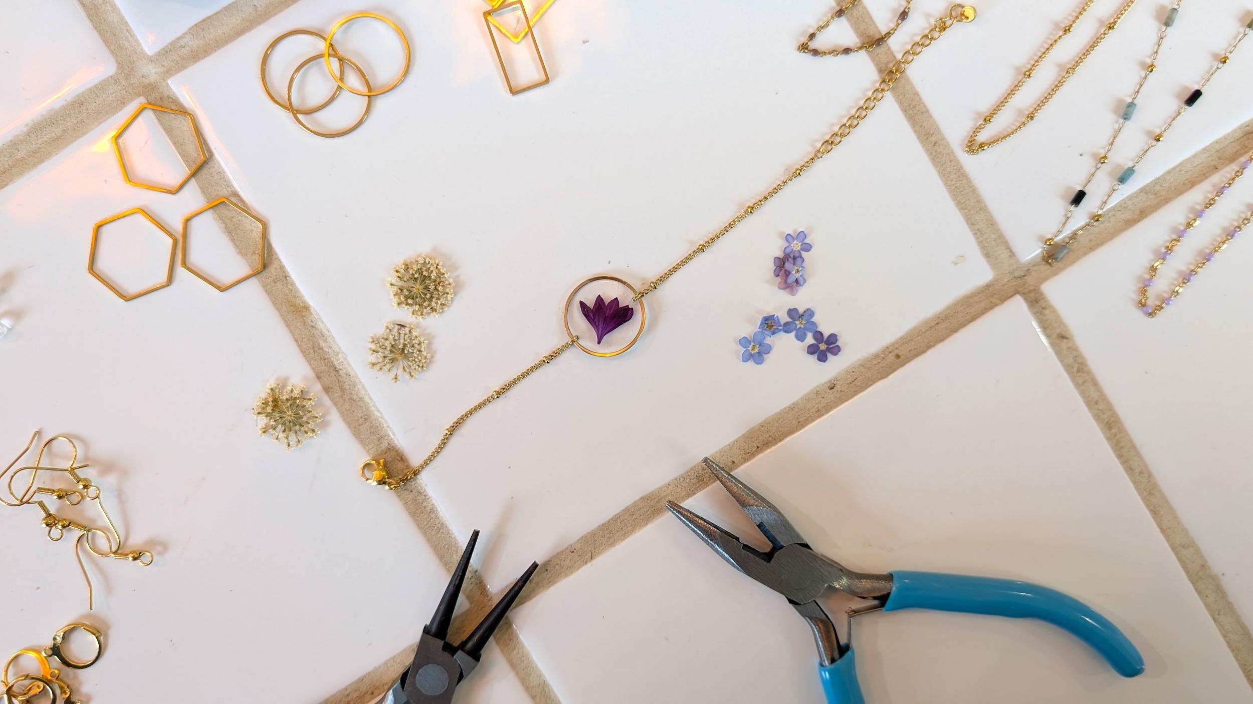 Réalisez votre bijou en résine et en fleurs pressées avec Leana - Image n°10 - Wecandoo