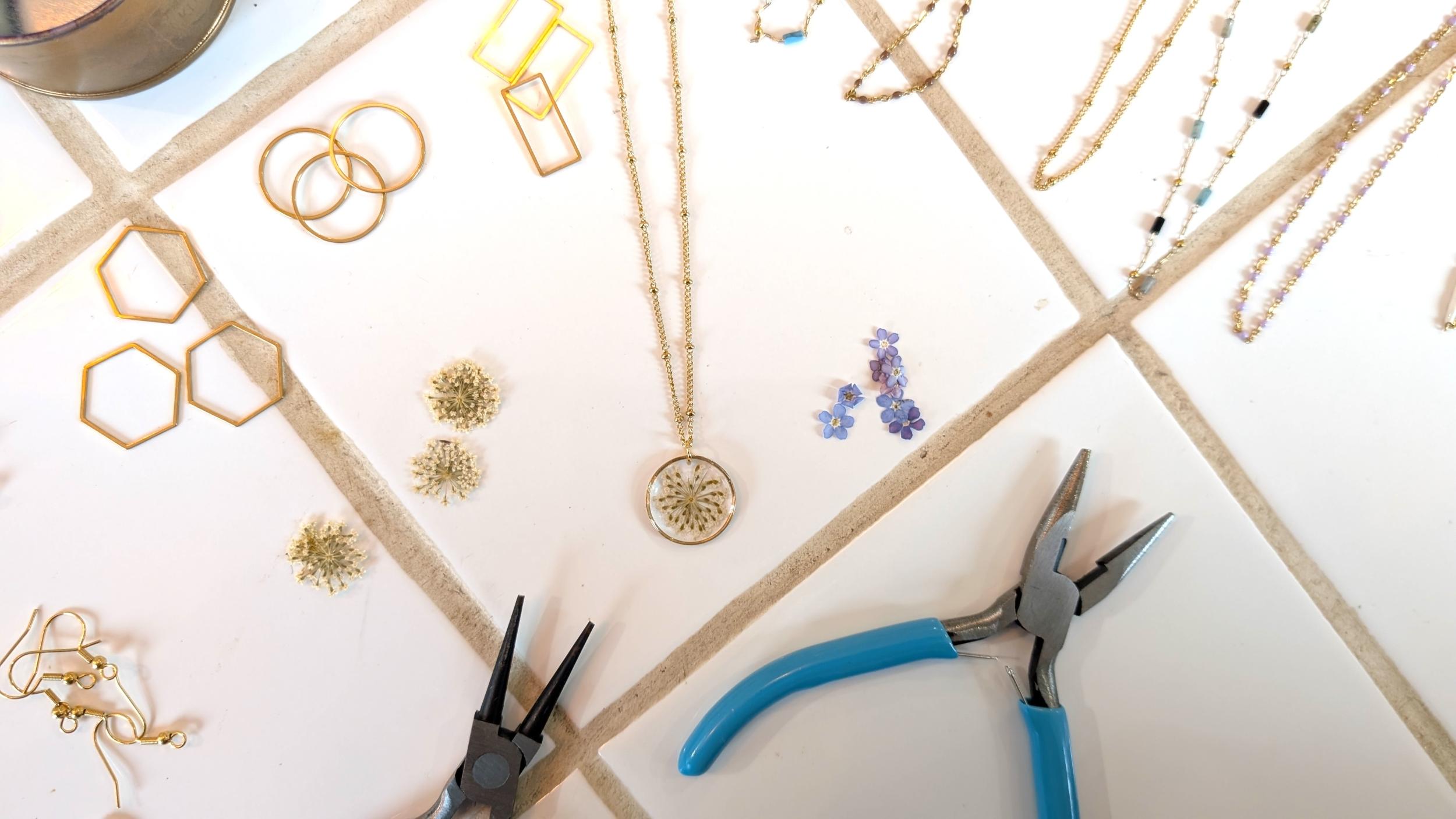 Réalisez votre bijou en résine et en fleurs pressées avec Leana - Image n°11 - Wecandoo