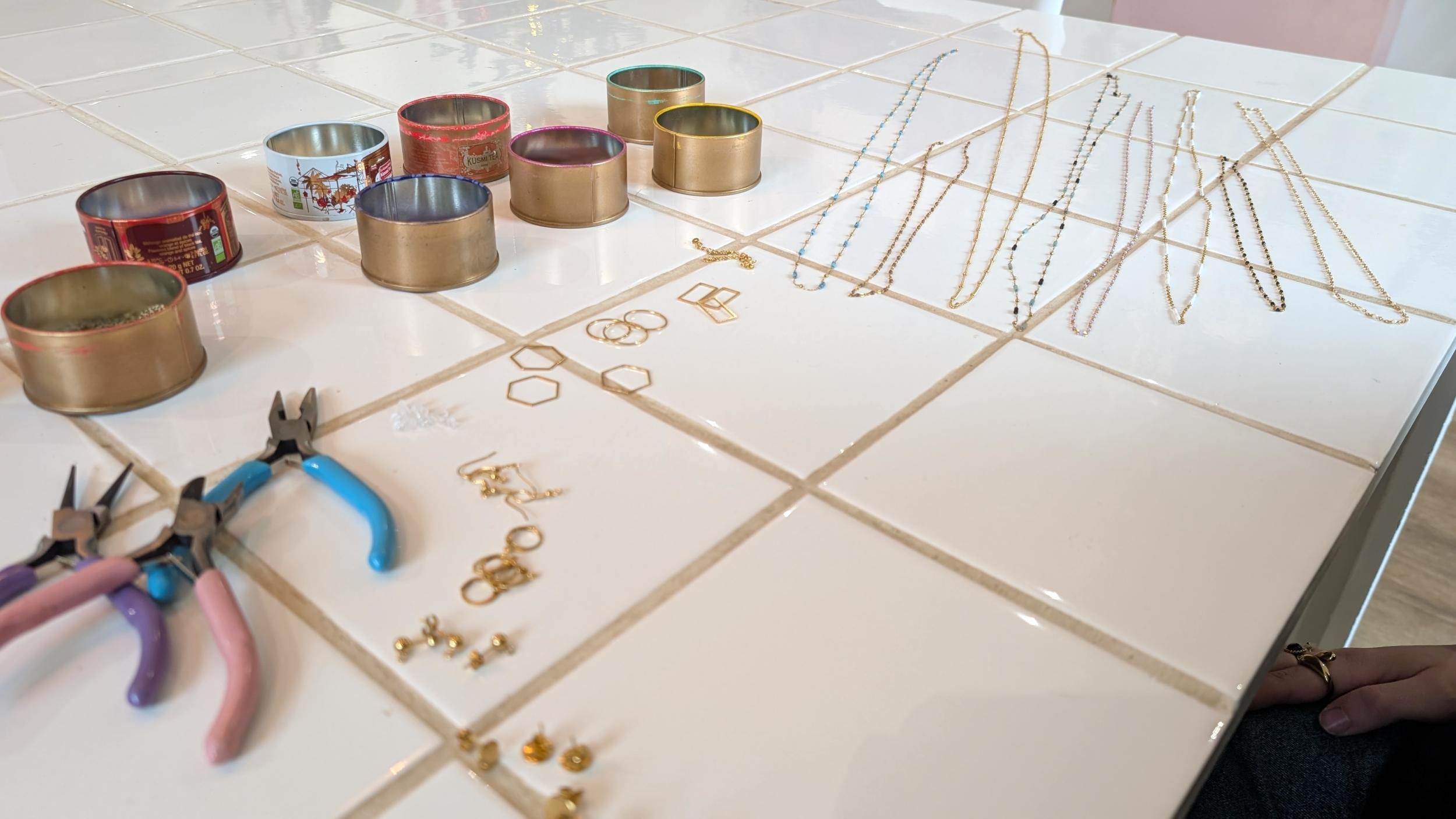 Réalisez votre bijou en résine et en fleurs pressées avec Leana - Image n°5 - Wecandoo