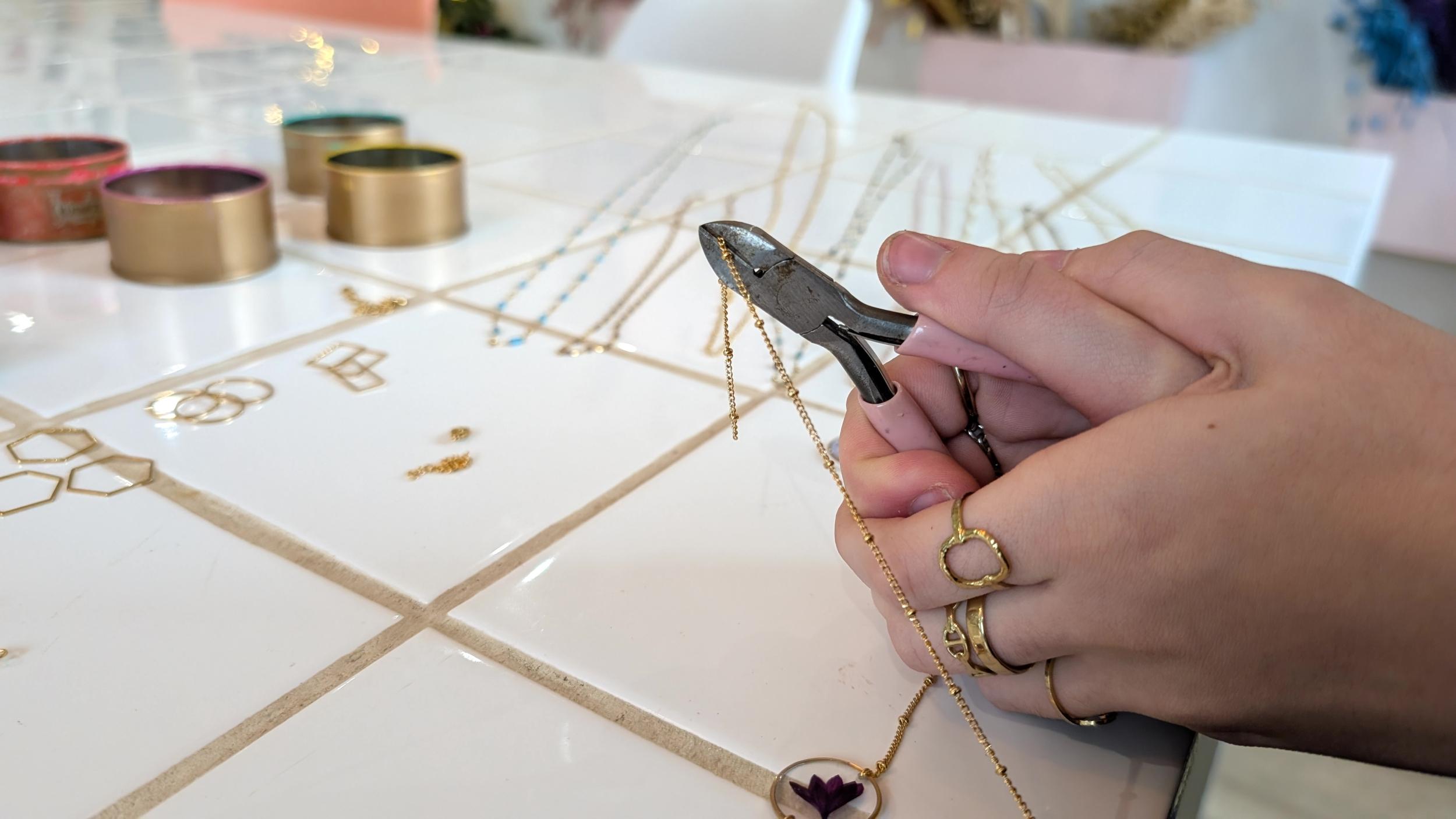 Réalisez votre bijou en résine et en fleurs pressées avec Leana - Image n°9 - Wecandoo