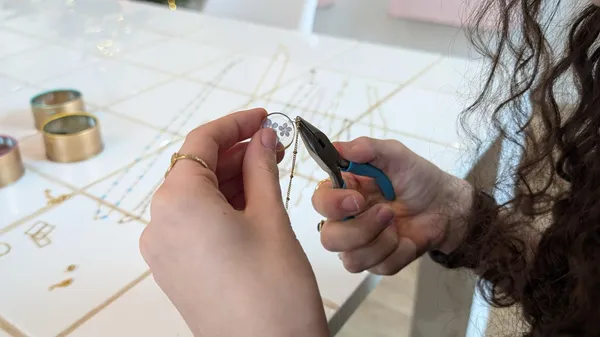 Réalisez votre bijou en résine et en fleurs pressées avec Leana - Image n°1 - Wecandoo