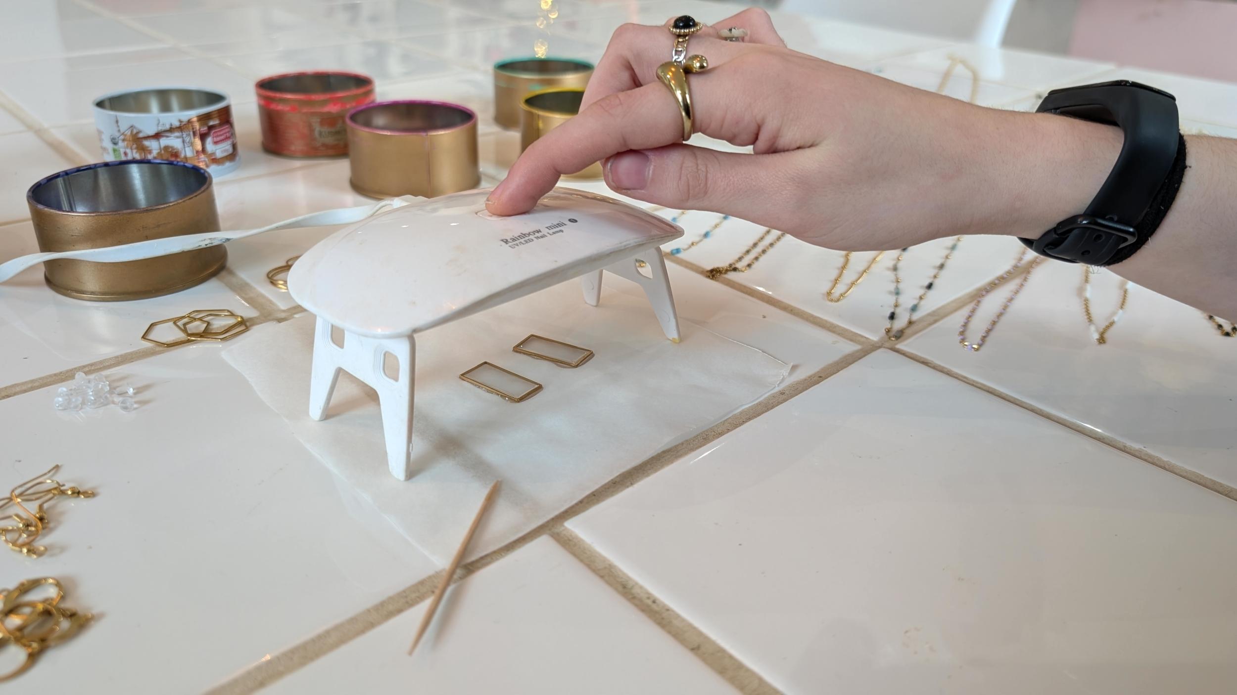 Réalisez votre bijou en résine et en fleurs pressées avec Leana - Image n°7 - Wecandoo