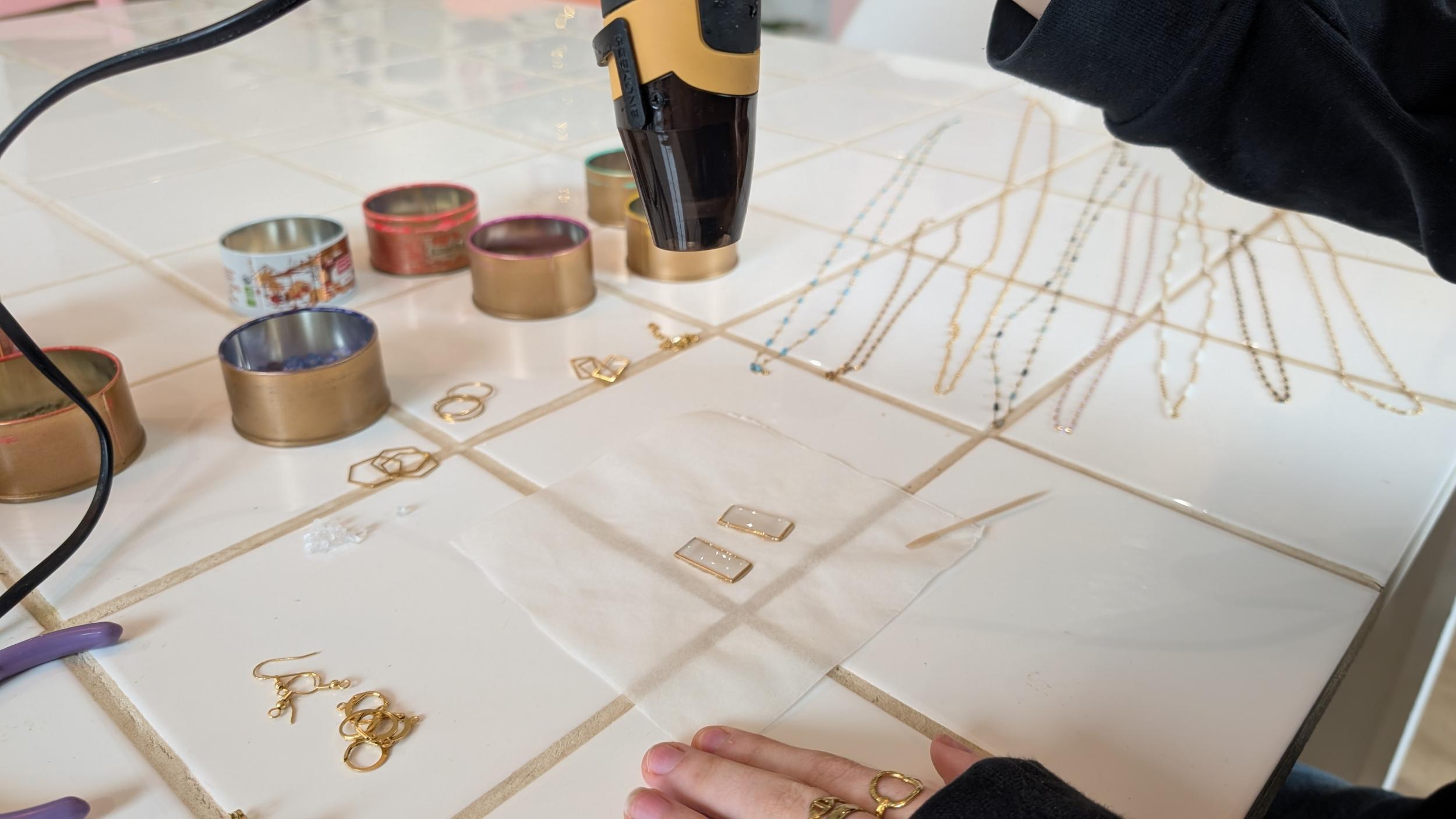 Réalisez votre bijou en résine et en fleurs pressées avec Leana - Image n°6 - Wecandoo