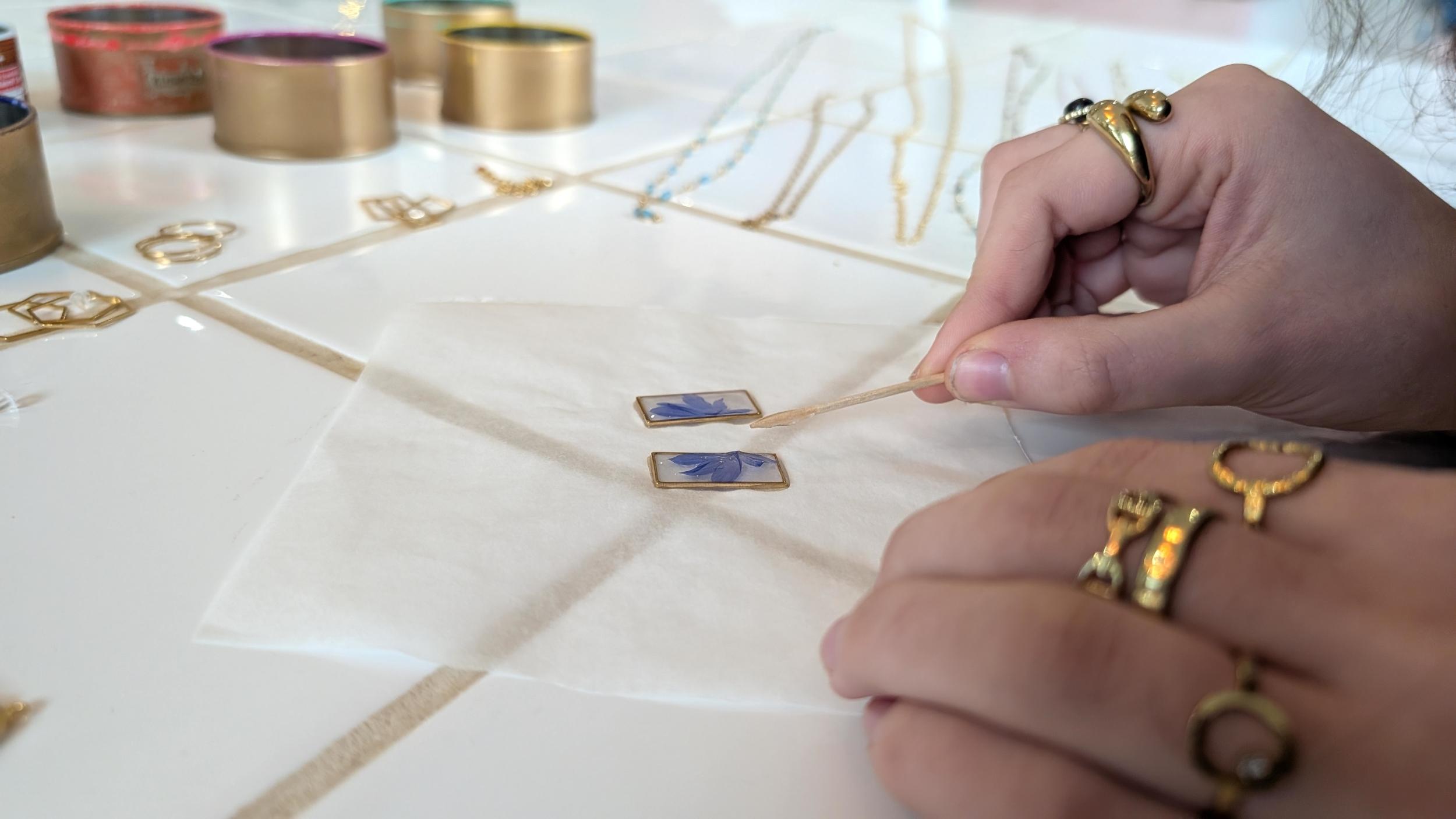 Réalisez votre bijou en résine et en fleurs pressées avec Leana - Image n°8 - Wecandoo