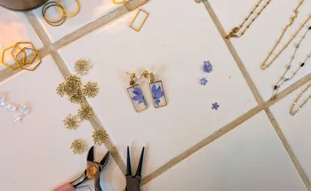 Réalisez votre bijou en résine et en fleurs pressées à Nantes