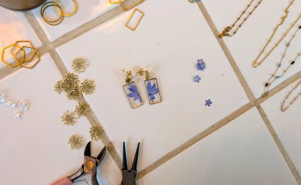 Réalisez votre bijou en résine et en fleurs pressées