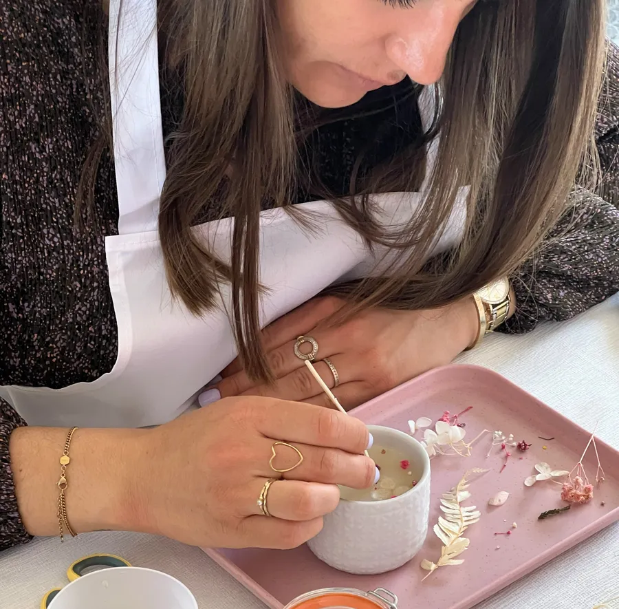 Réalisez votre bougie fleurie avec Clara - Image n°1 - Wecandoo