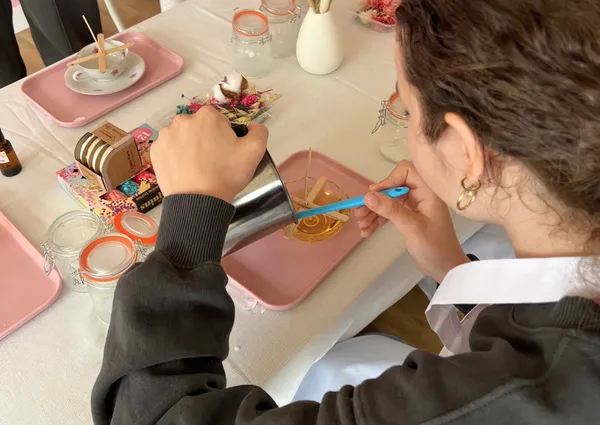 Réalisez votre bougie fleurie avec Clara - Image n°4 - Wecandoo