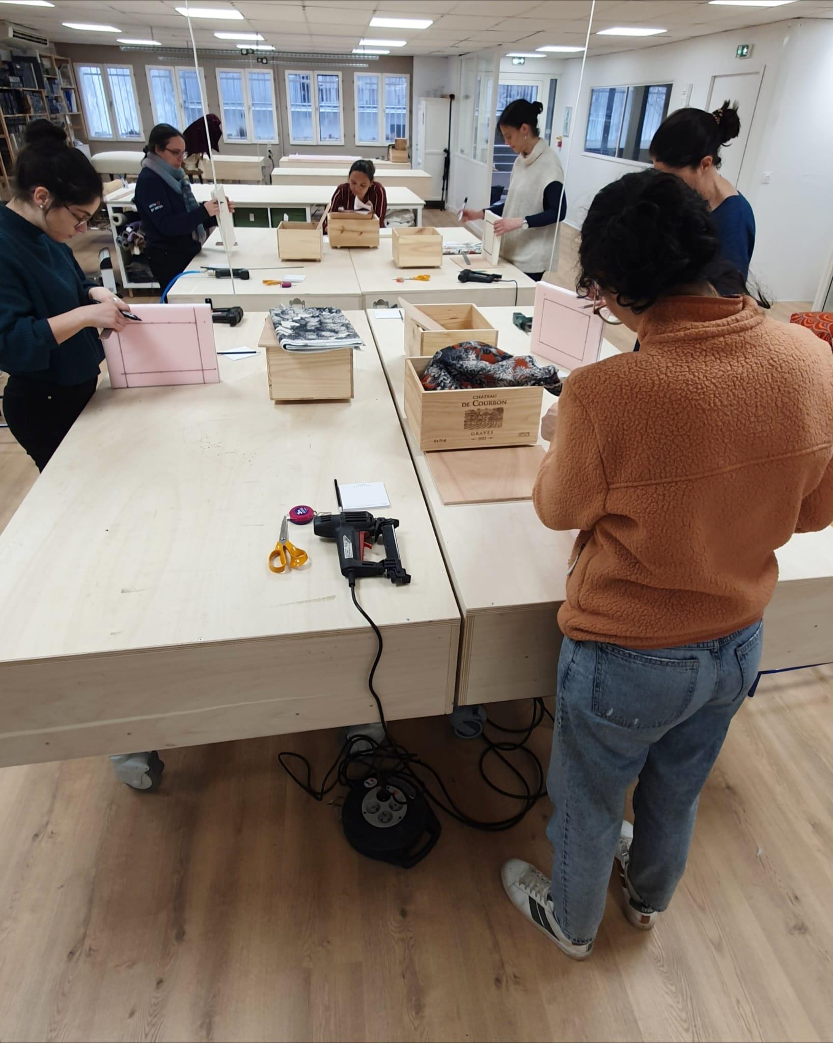 Transformez une caisse de vin en un pouf unique - Afbeelding nr. 3 - Wecandoo