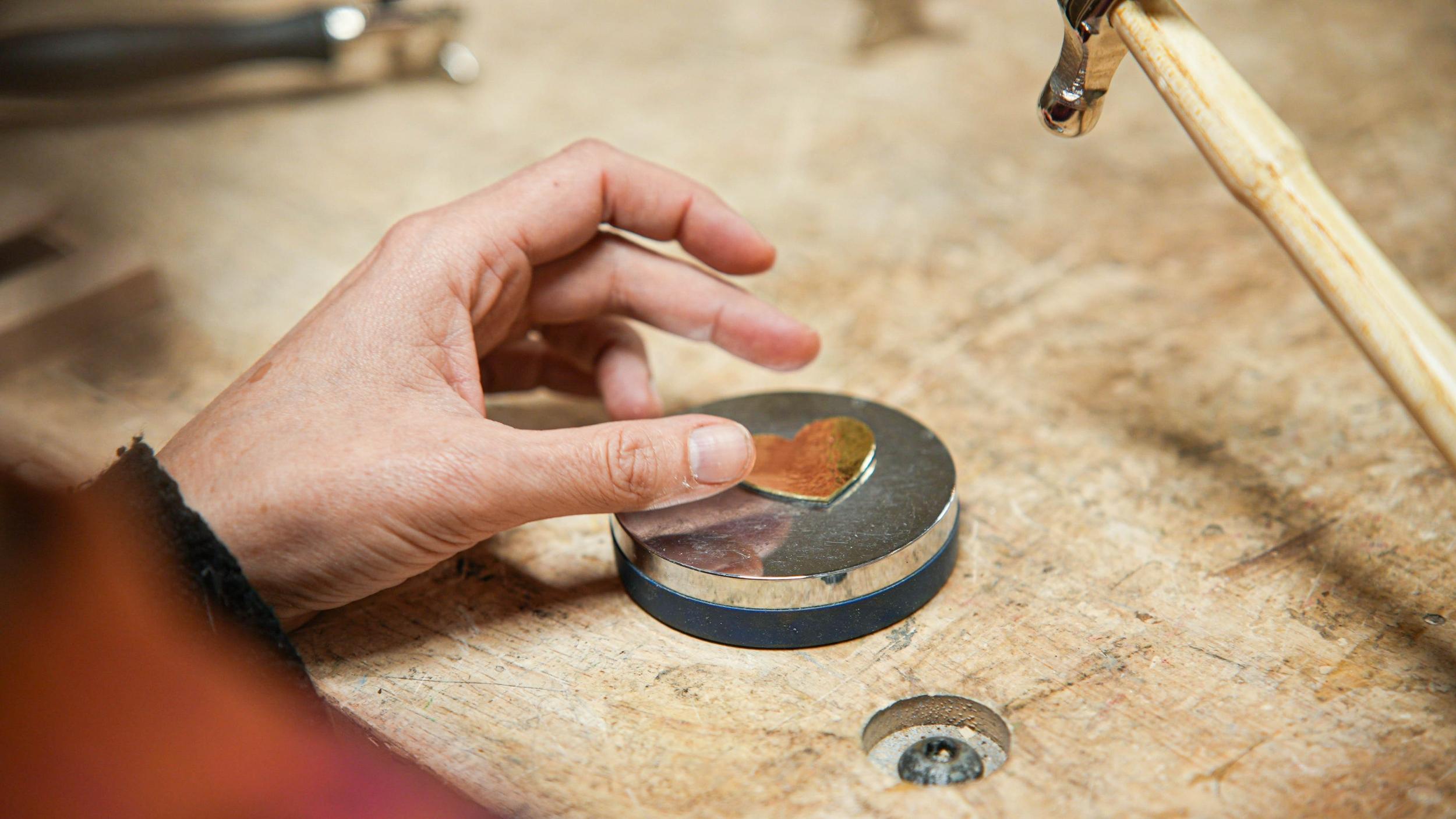 Réalisez votre pin's en forme de cœur avec Pauline - Afbeelding nr. 5 - Wecandoo