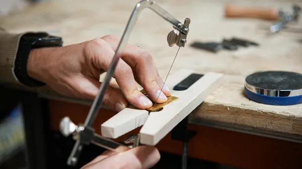 Réalisez vos boucles d'oreilles en laiton brut avec Pauline - Image n°1 - Wecandoo