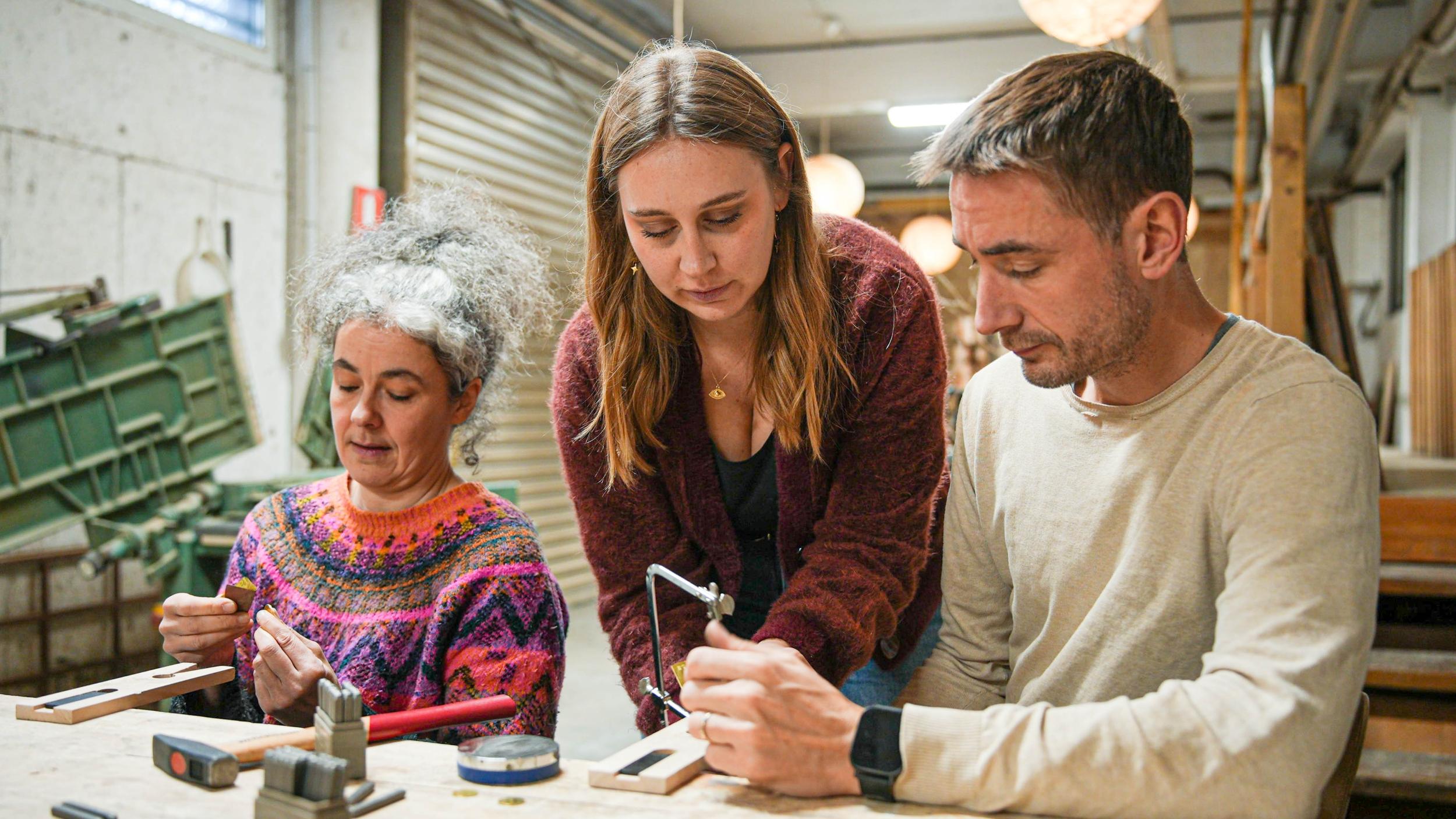 Réalisez vos boucles d'oreilles en laiton brut doré avec Pauline - Afbeelding nr. 8 - Wecandoo