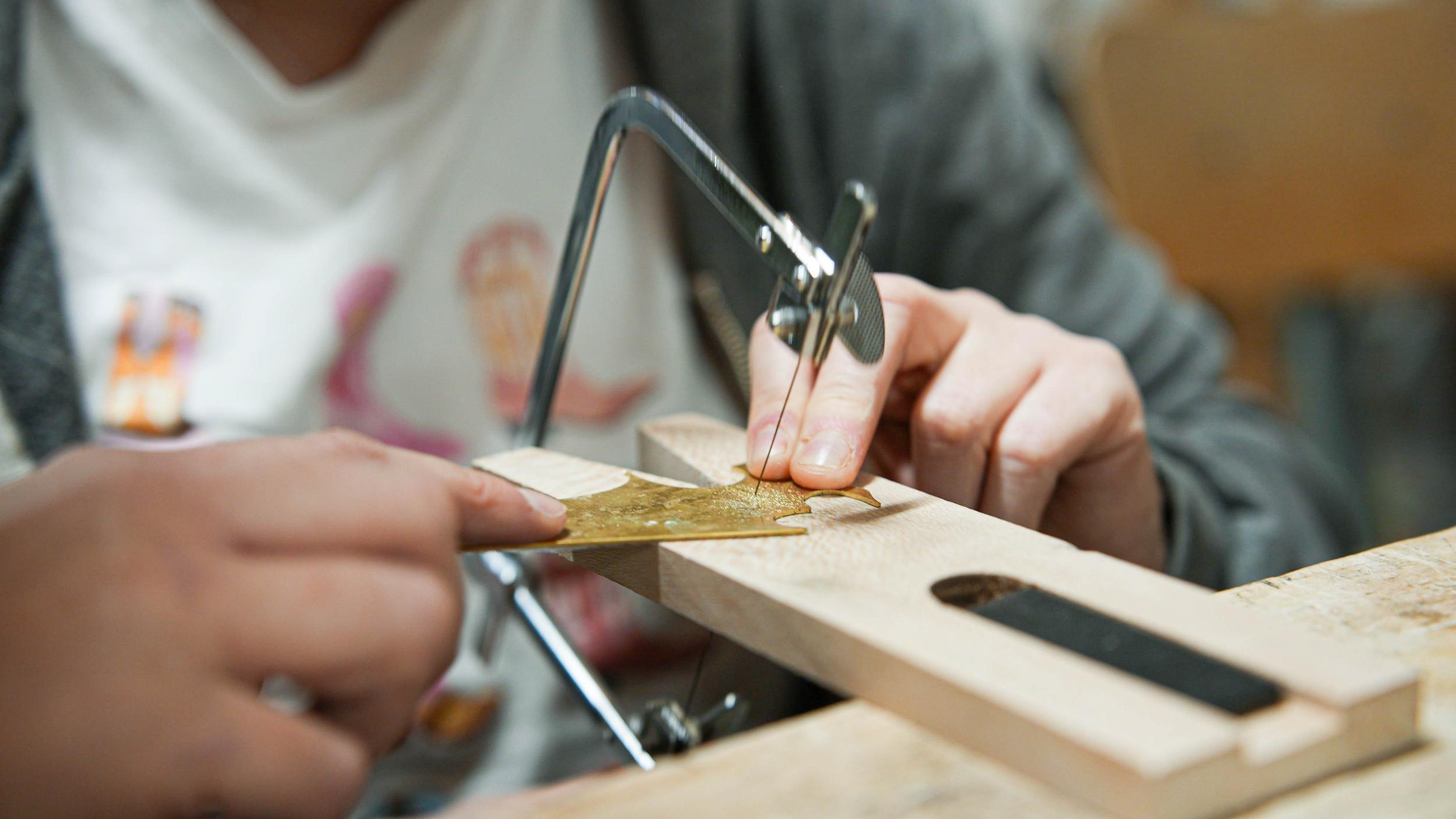 Réalisez vos boucles d'oreilles en laiton brut doré avec Pauline - Afbeelding nr. 5 - Wecandoo