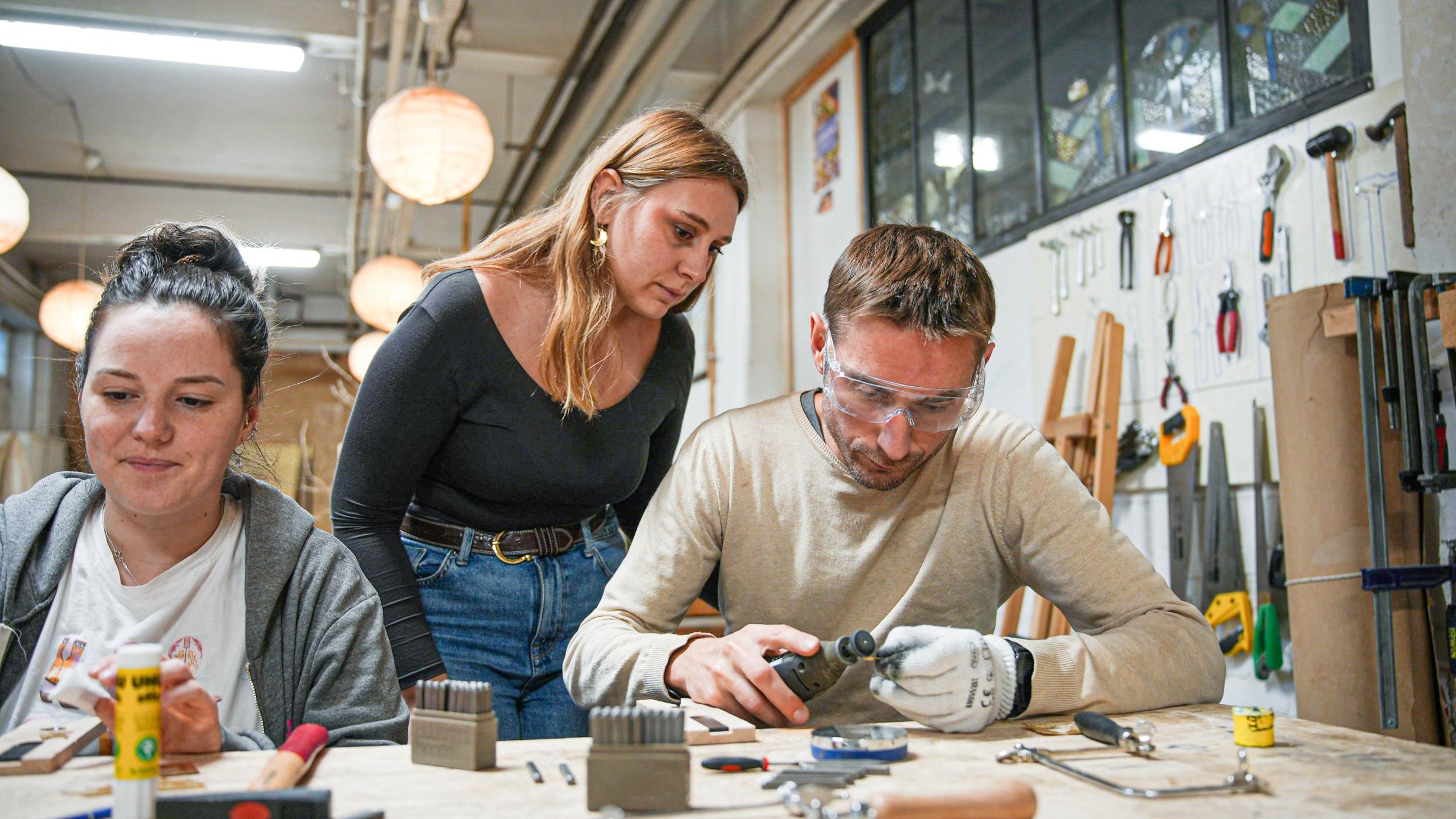 Réalisez vos boucles d'oreilles en laiton brut doré avec Pauline - Afbeelding nr. 2 - Wecandoo