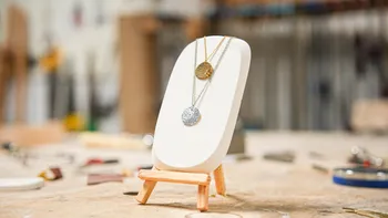 Réalisez votre collier avec un pendentif