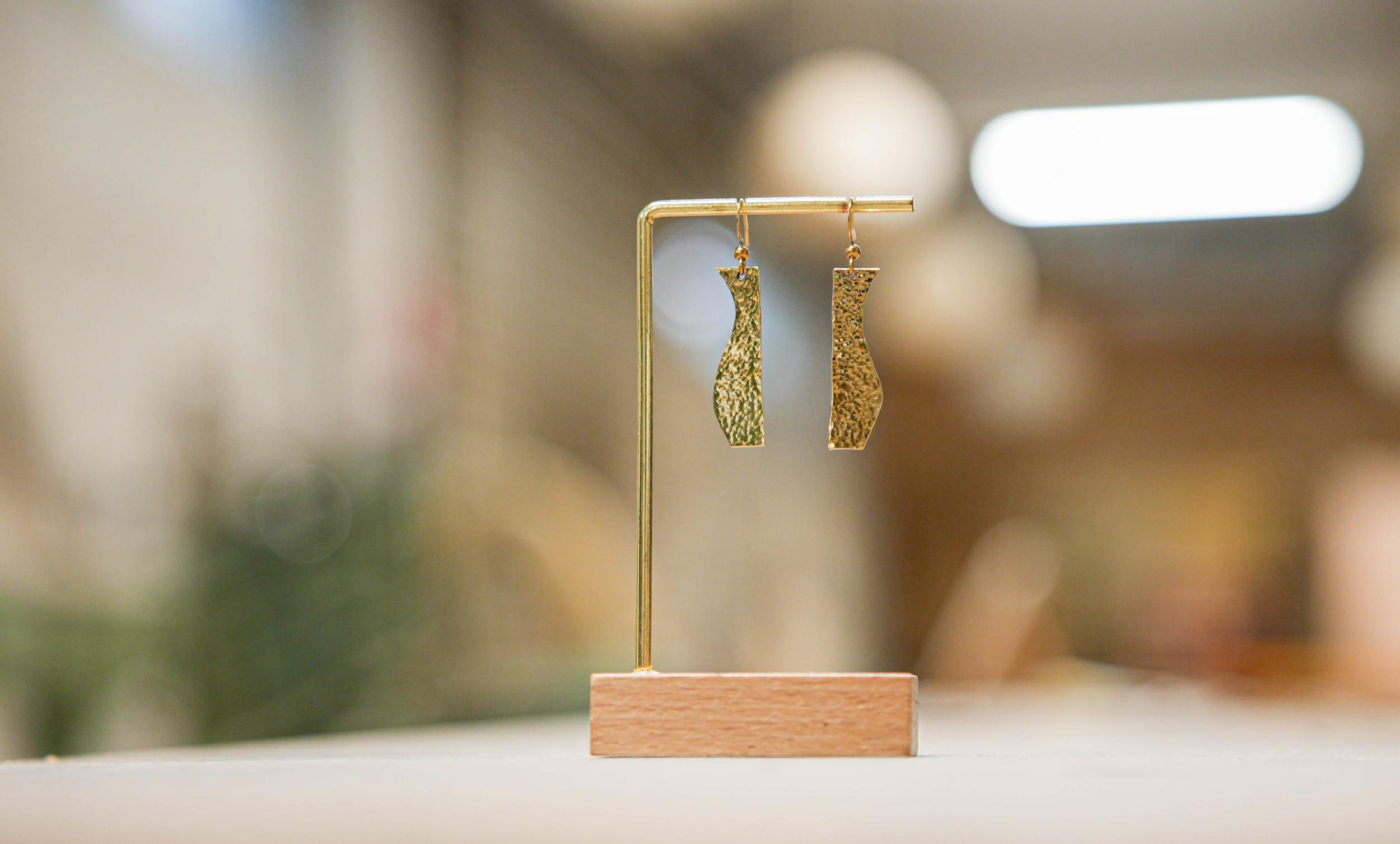 Réalisez vos boucles d'oreilles en laiton brut doré