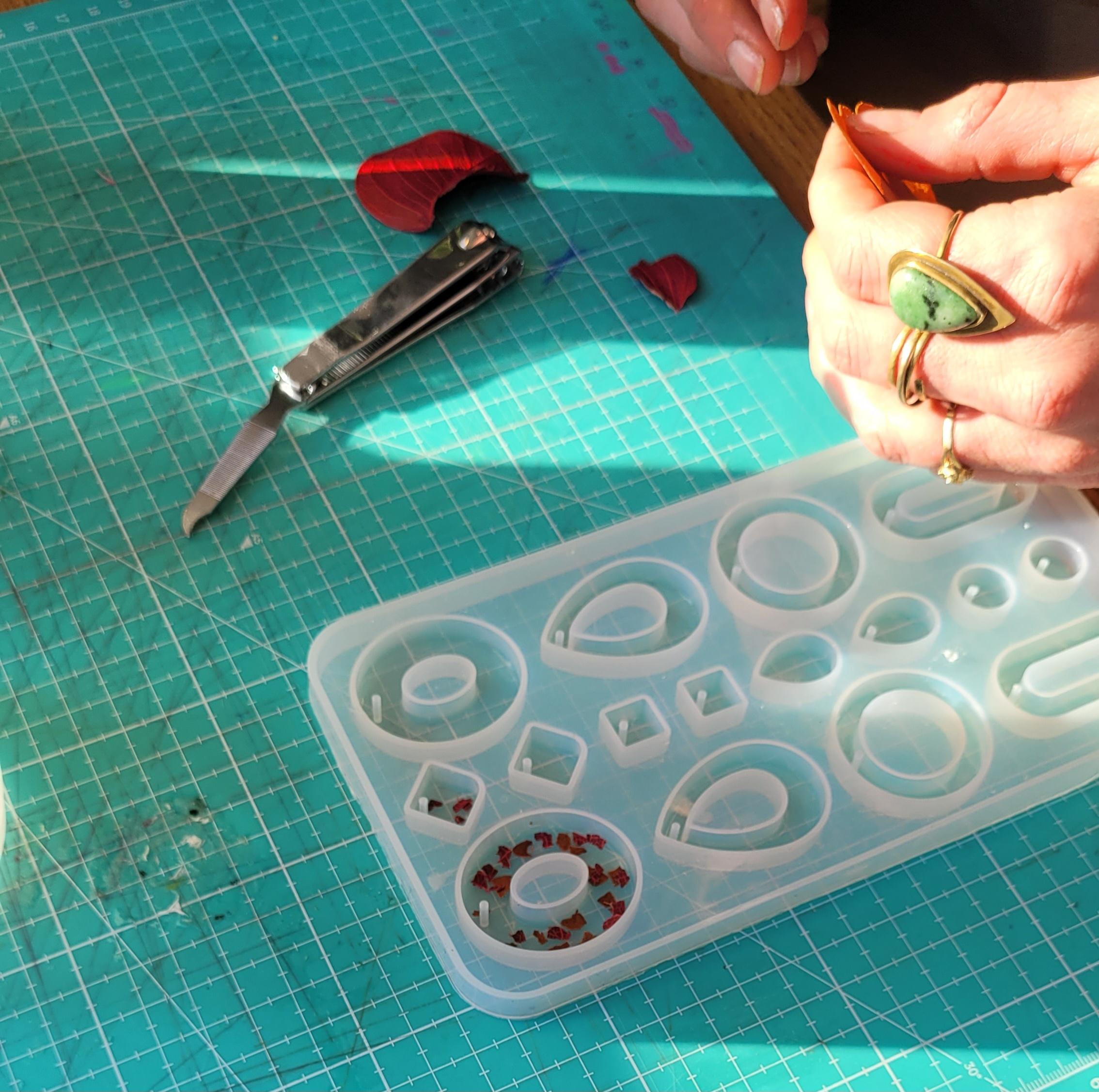 Réalisez vos boucles d'oreilles en fleurs séchées avec Sophie et Maëva - Afbeelding nr. 4 - Wecandoo