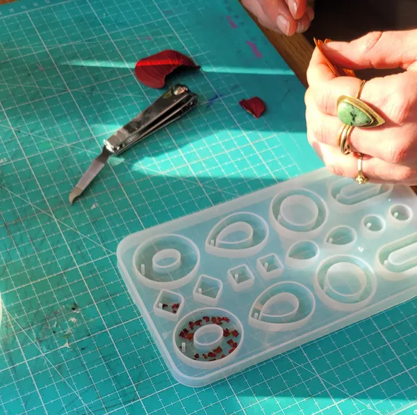 Réalisez vos boucles d'oreilles en fleurs séchées avec Sophie et Maëva - Image n°4 - Wecandoo