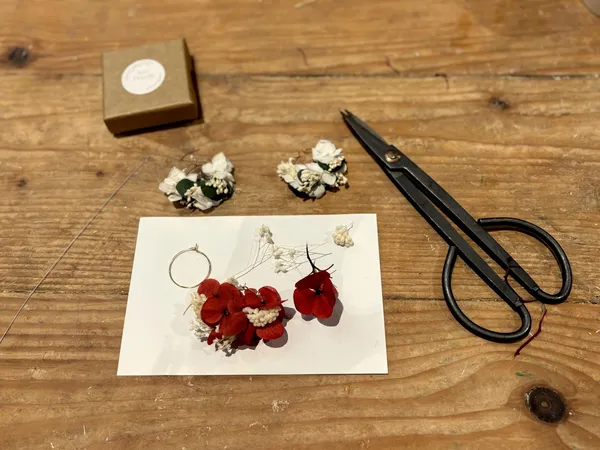 Créez vos boucles d'oreilles en fleurs séchées avec Clémence - Image n°2 - Wecandoo