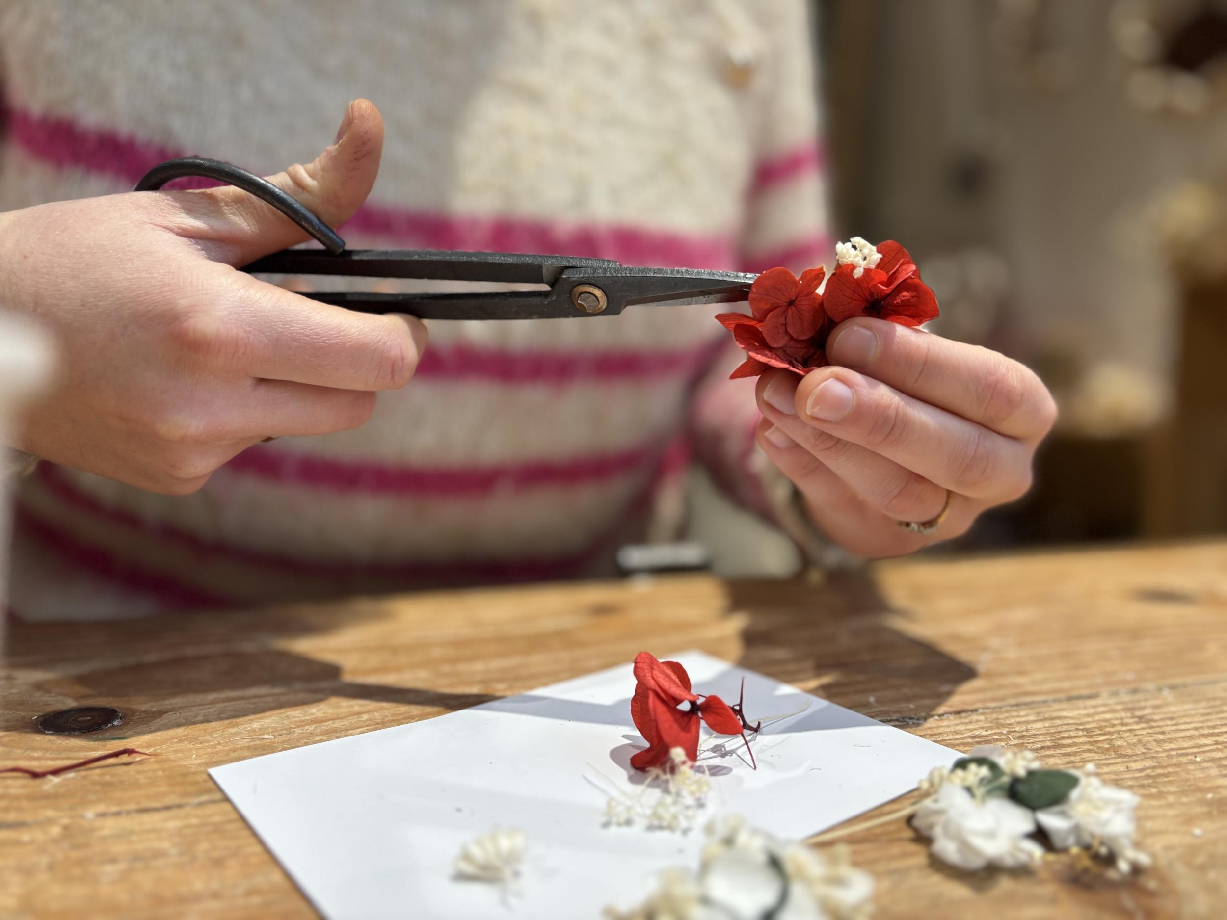 Créez vos boucles d'oreilles en fleurs séchées avec Clémence - Afbeelding nr. 4 - Wecandoo