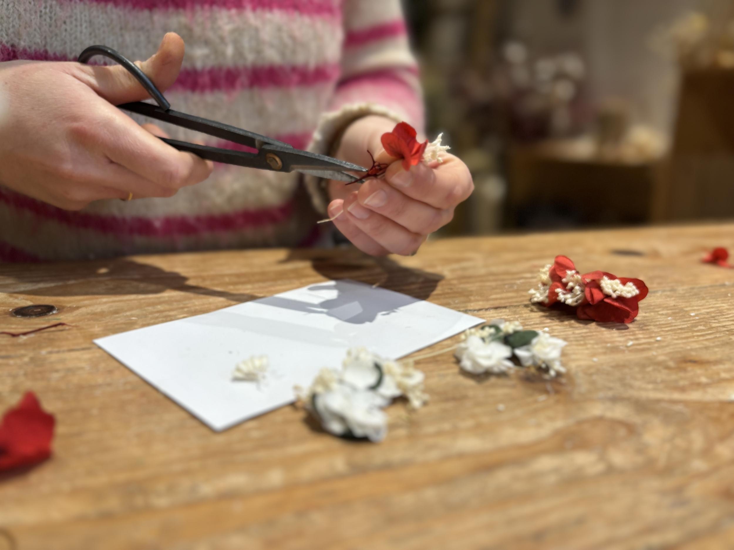 Créez vos boucles d'oreilles en fleurs séchées avec Clémence - Afbeelding nr. 5 - Wecandoo