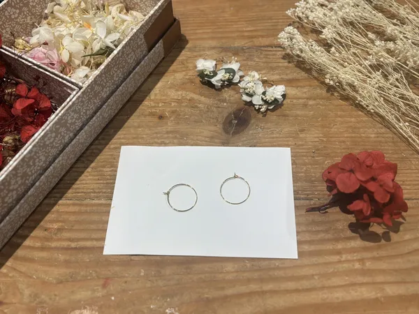 Créez vos boucles d'oreilles en fleurs séchées avec Clémence - Image n°3 - Wecandoo