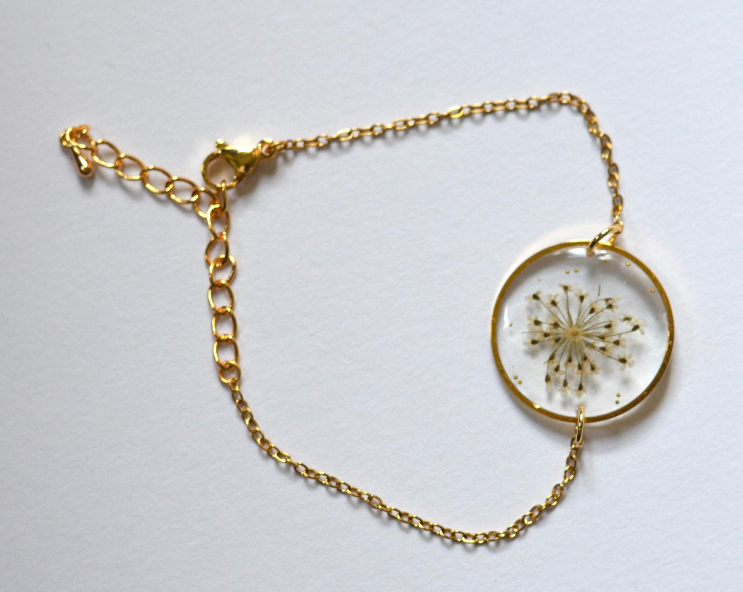 Créez vos bijoux en résine et fleurs séchées avec Célie - Image n°6 - Wecandoo