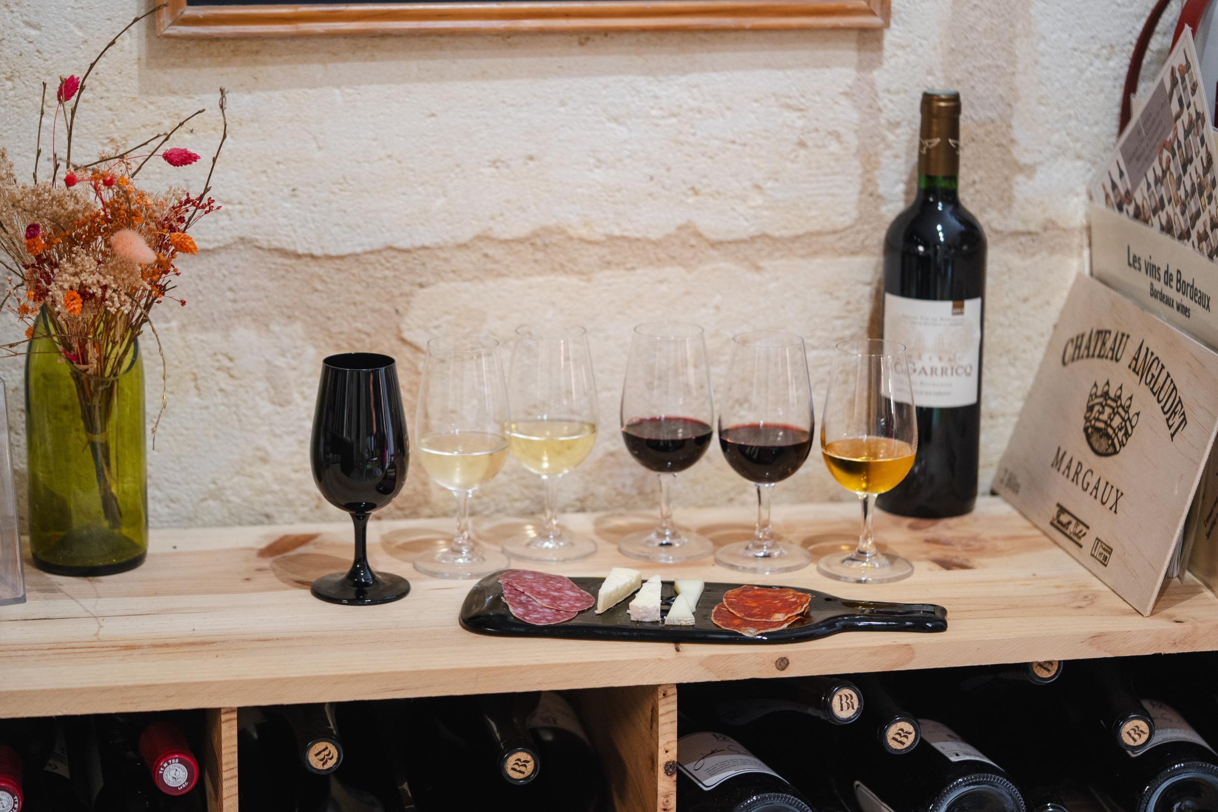 Apprenez à marier vin, fromage et chacuterie avec Cécilia et son équipe - Image n°1 - Wecandoo