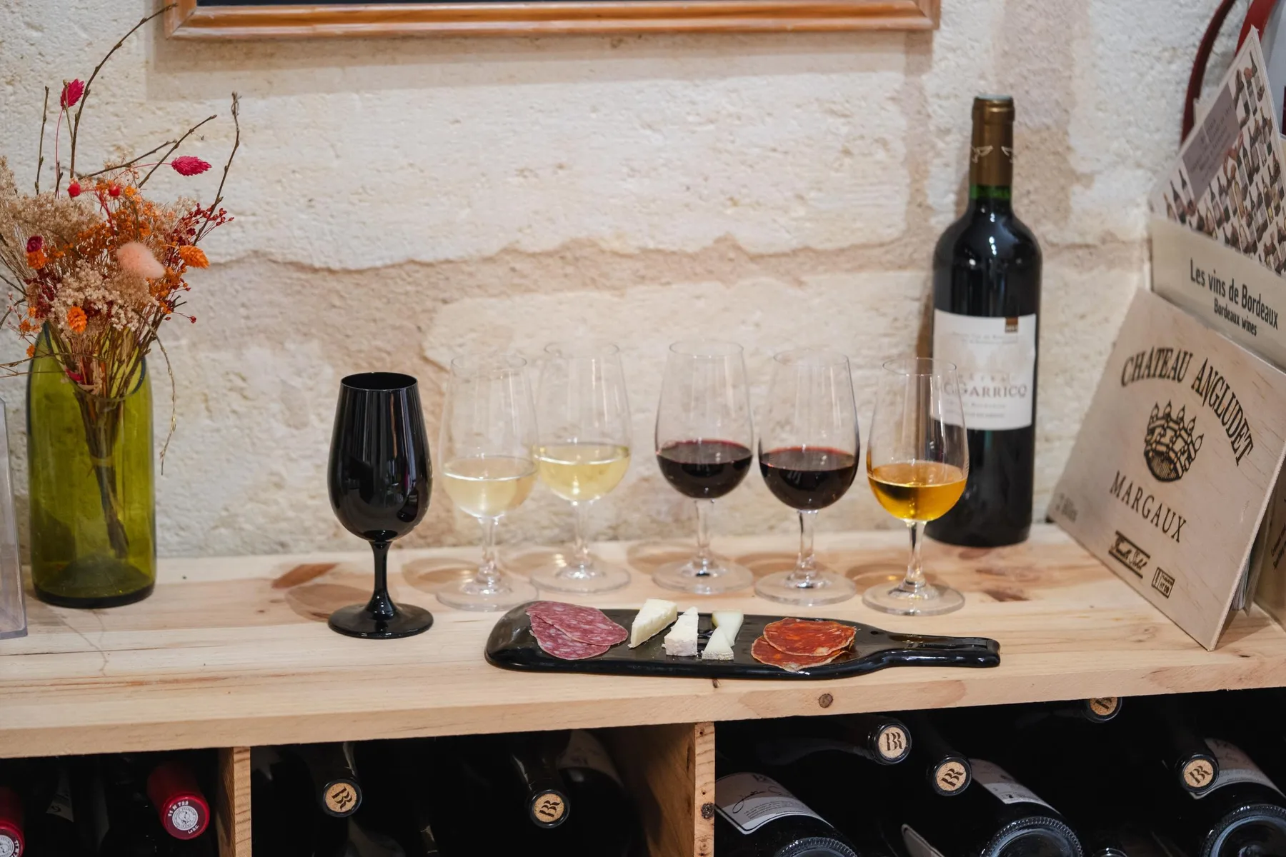 Apprenez à marier vin, fromage et chacuterie avec Cécilia et son équipe - Image n°1 - Wecandoo