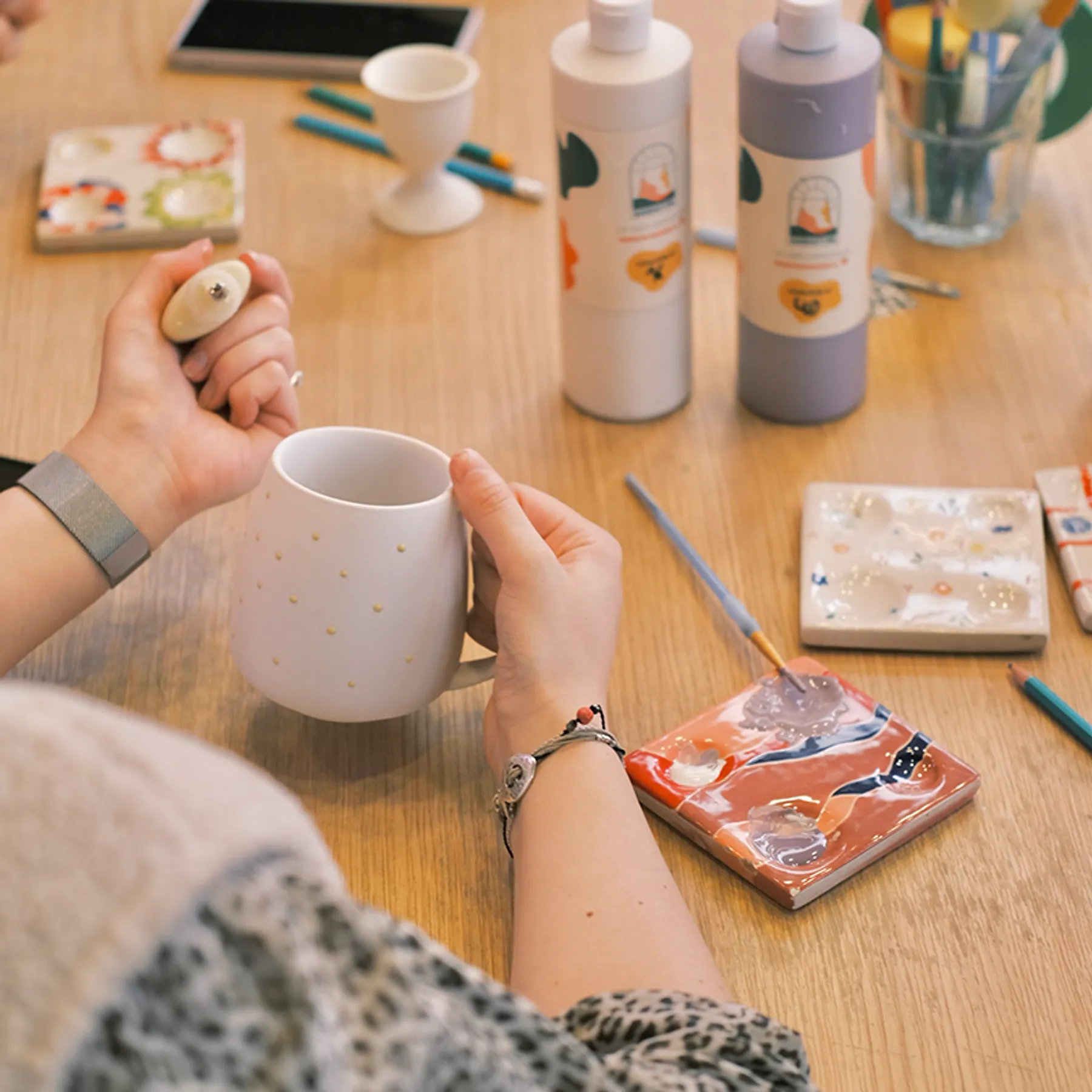 Décorez votre pièce moyenne en céramique autour d'un goûter avec Achraf et son équipe - Image n°4 - Wecandoo