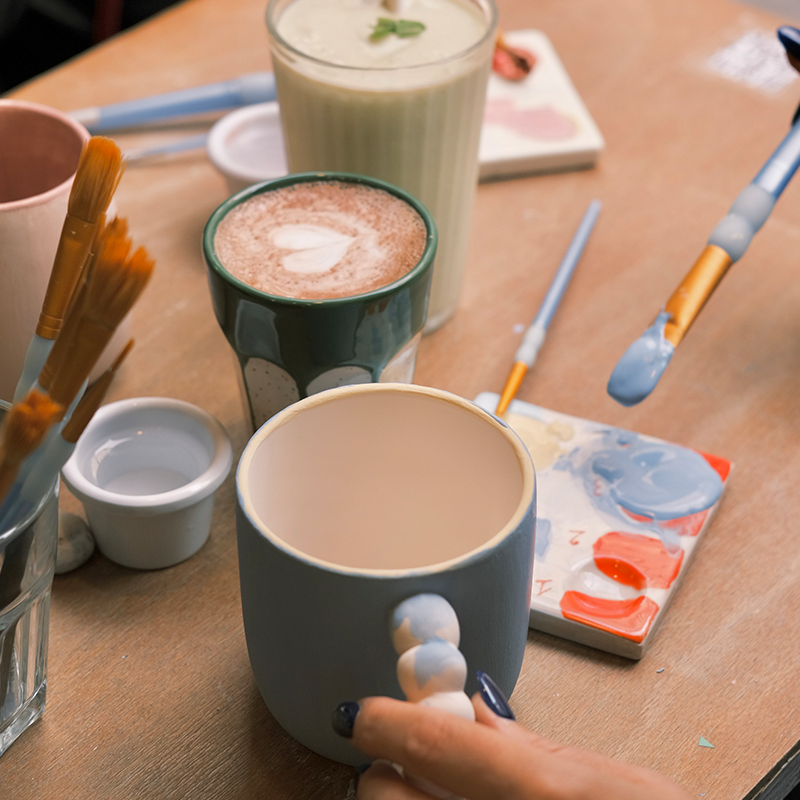 Décorez votre pièce moyenne en céramique autour d'un goûter avec Achraf et son équipe - Image n°1 - Wecandoo