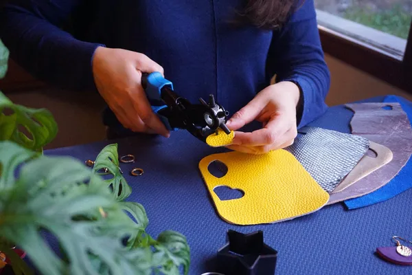 Créez vos paires de boucles d'oreilles en cuir avec Diane et son équipe - Image n°2 - Wecandoo