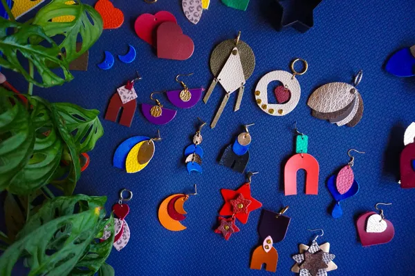 Créez vos boucles d'oreilles en cuir avec Diane et son équipe - Image n°3 - Wecandoo