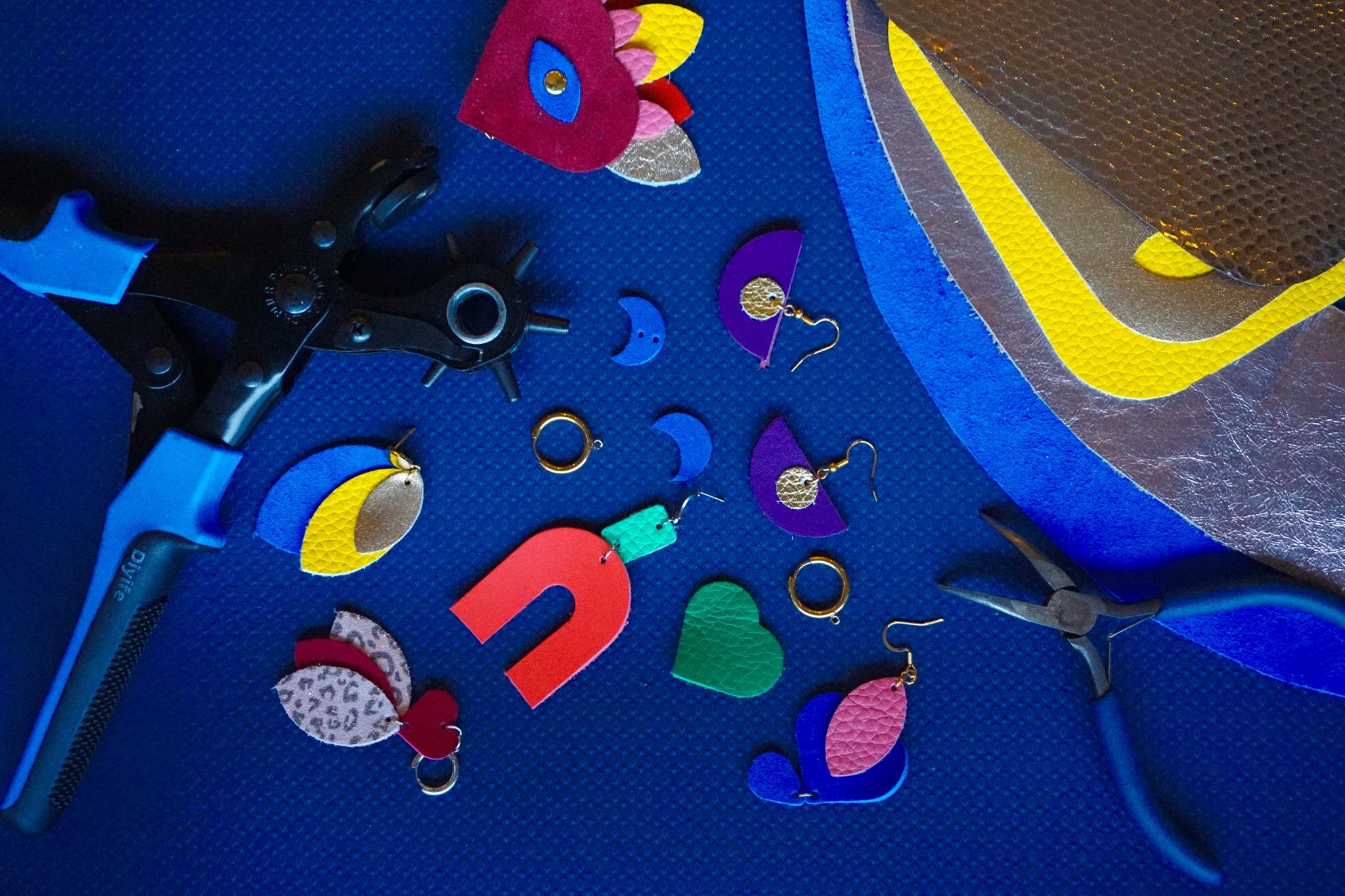 Créez vos boucles d'oreilles en cuir avec Diane et son équipe - Image n°7 - Wecandoo