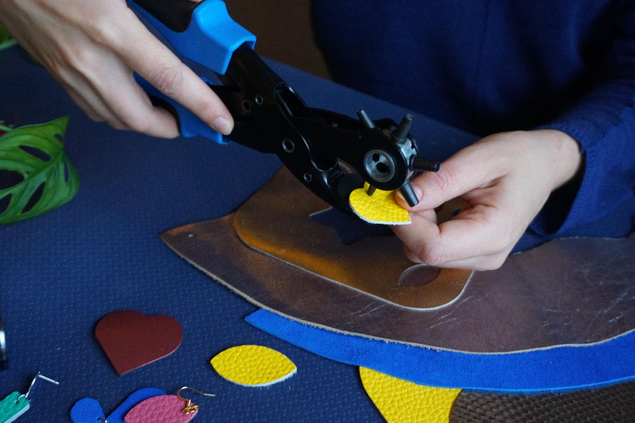 Créez vos boucles d'oreilles en cuir avec Diane et son équipe - Image n°8 - Wecandoo