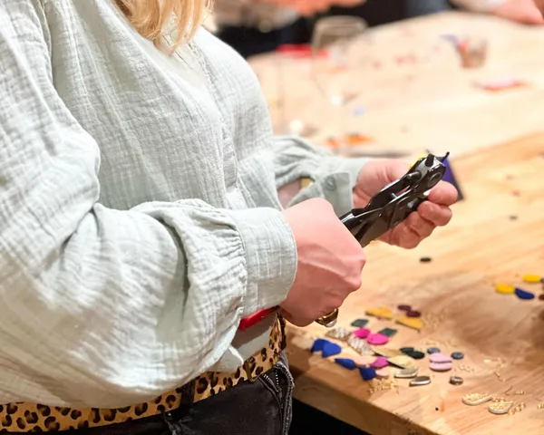 Créez vos boucles d'oreilles en cuir avec Diane et son équipe - Image n°2 - Wecandoo