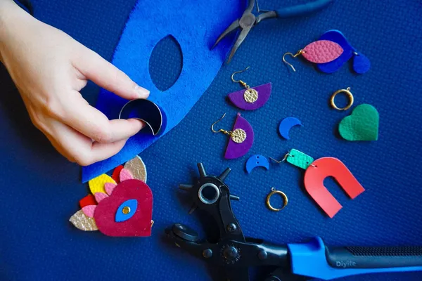 Créez vos paires de boucles d'oreilles en cuir