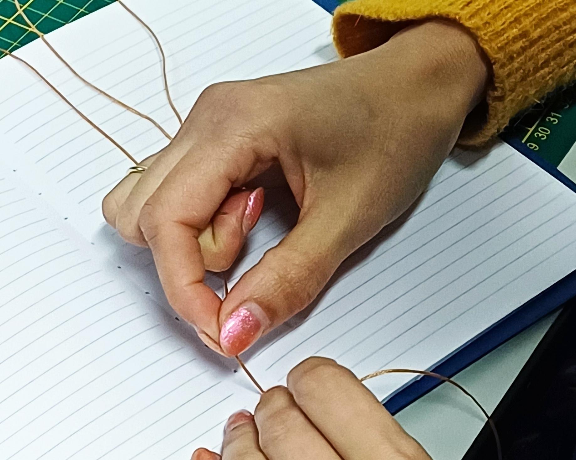 Sérigraphiez et reliez votre carnet avec Eduardo et Claire - Image n°6 - Wecandoo