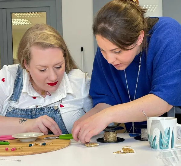 Créez vos bijoux en résine et fleurs séchées