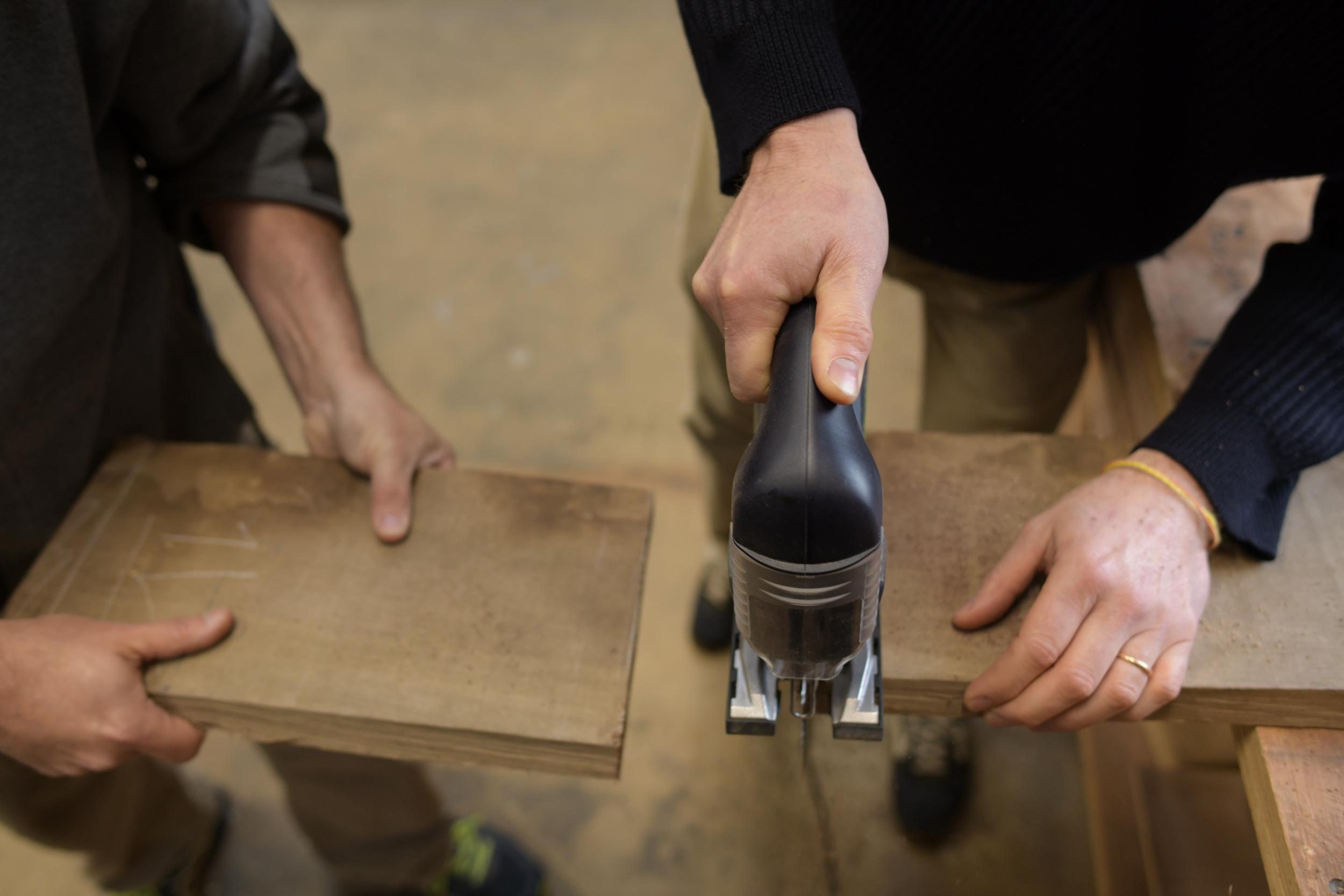 Fabriquez votre lampe en bois local au design épuré avec Jean-Baptiste - Image n°8 - Wecandoo
