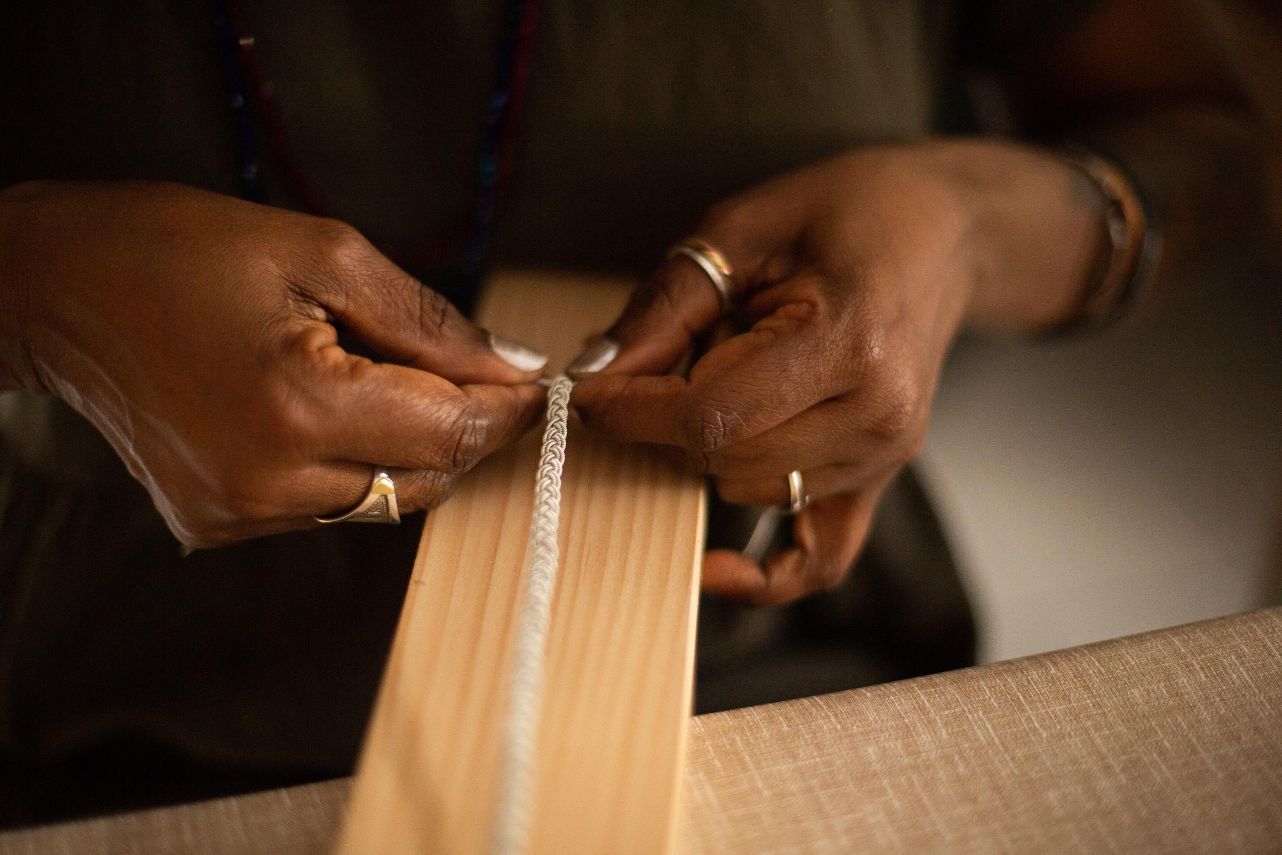 Réalisez votre bracelet lapon en cuir et fil d'argent avec Linn - Image n°1 - Wecandoo