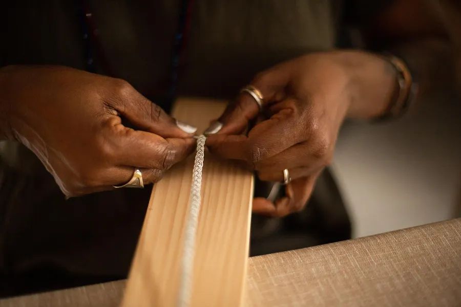 Réalisez votre bracelet lapon en cuir et fil d'argent avec Linn - Image n°1 - Wecandoo