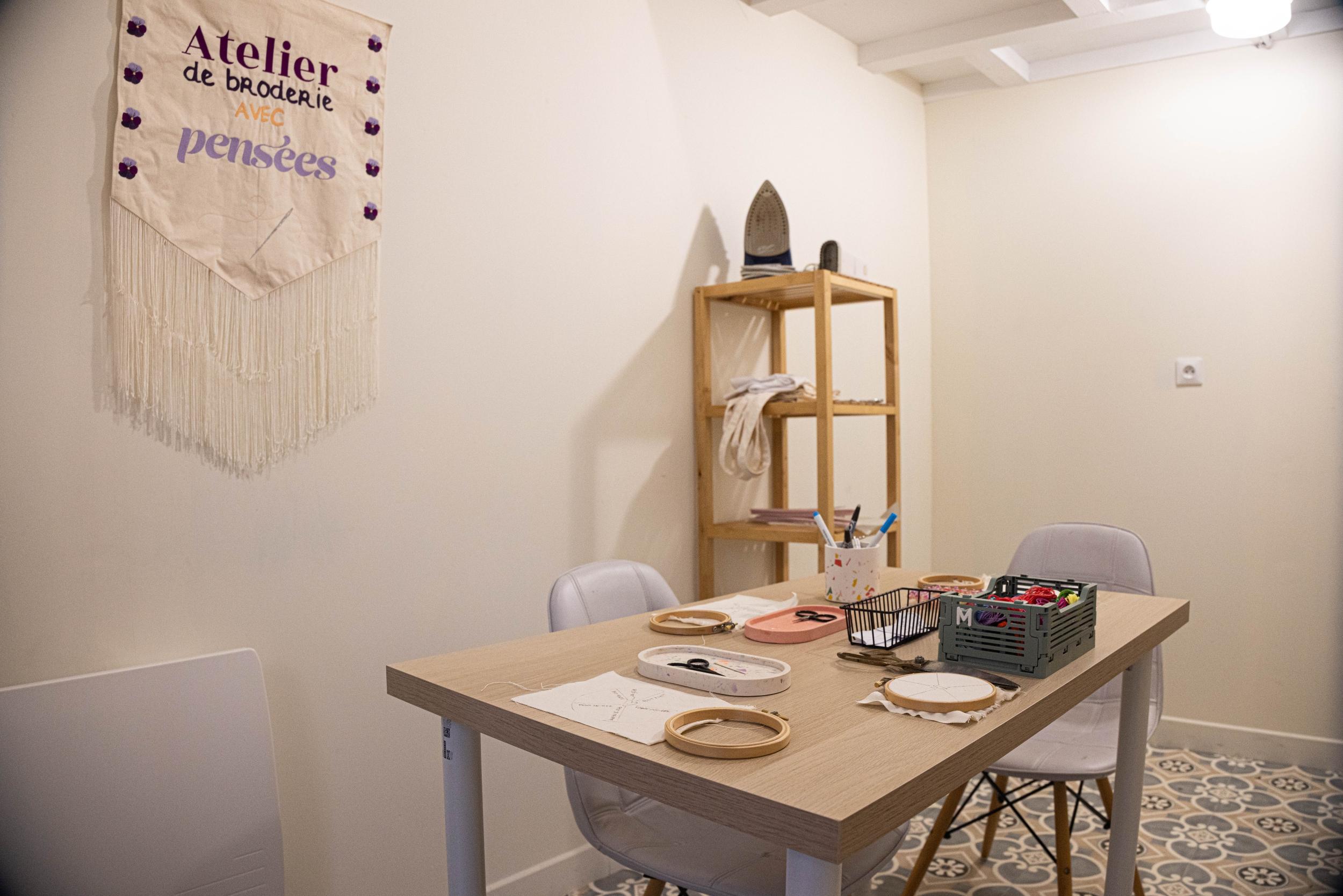 Initiez-vous à la broderie sur une variété de textiles made in France avec Tiana - Image n°9 - Wecandoo