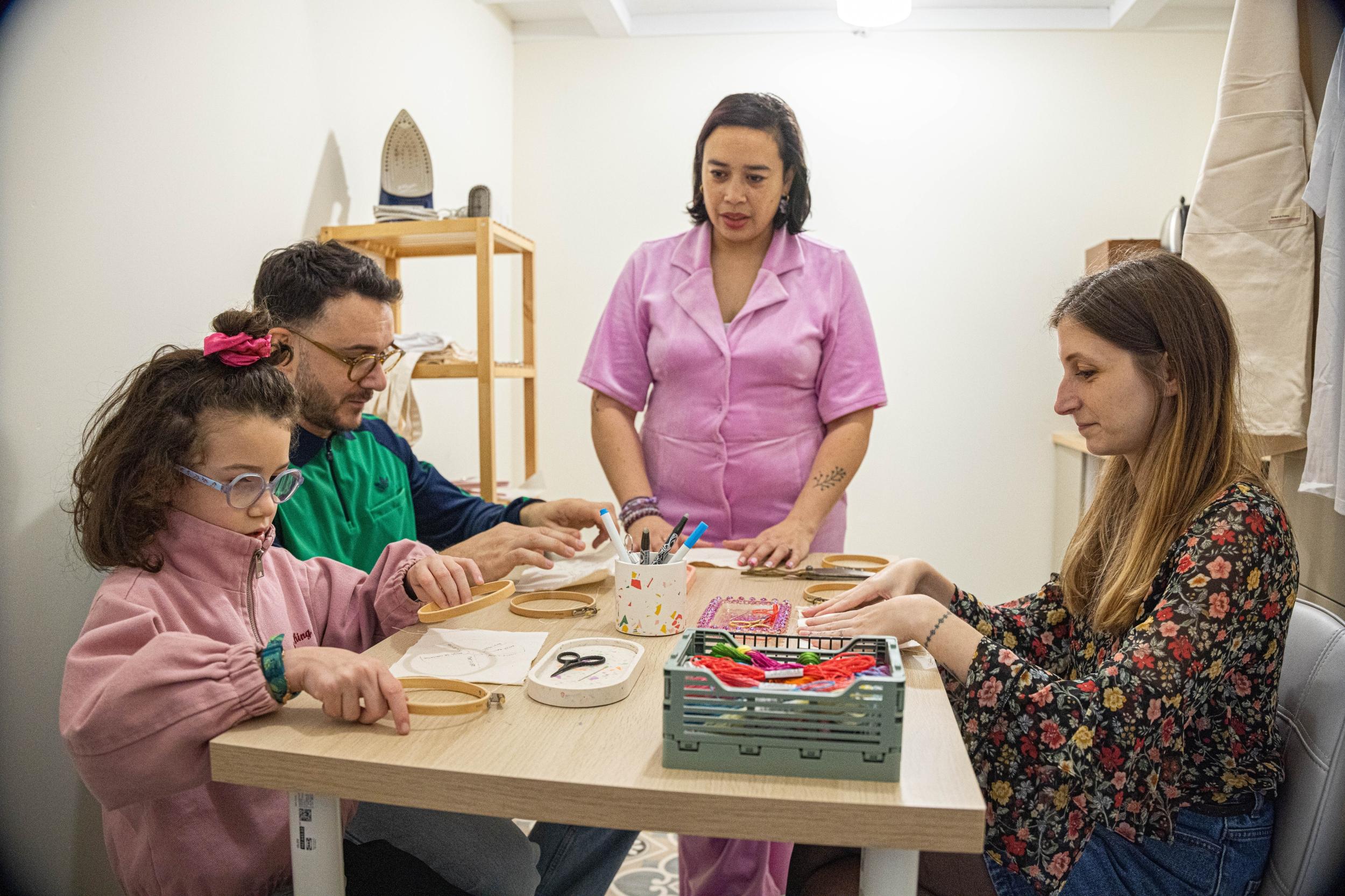 Initiez-vous à la broderie sur une variété de textiles made in France avec Tiana - Image n°5 - Wecandoo