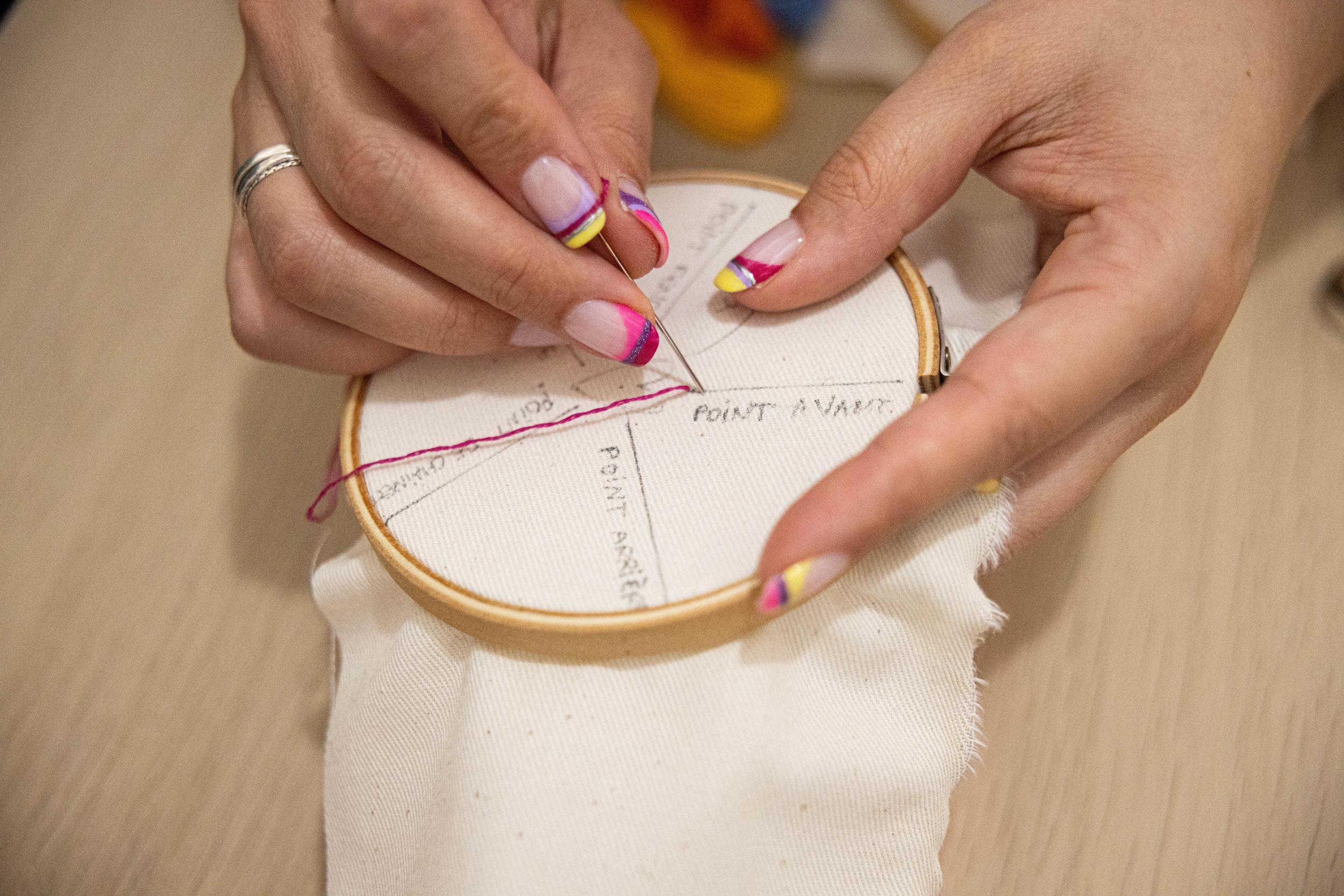 Initiez-vous à la broderie sur une variété de textiles made in France avec Tiana - Image n°3 - Wecandoo