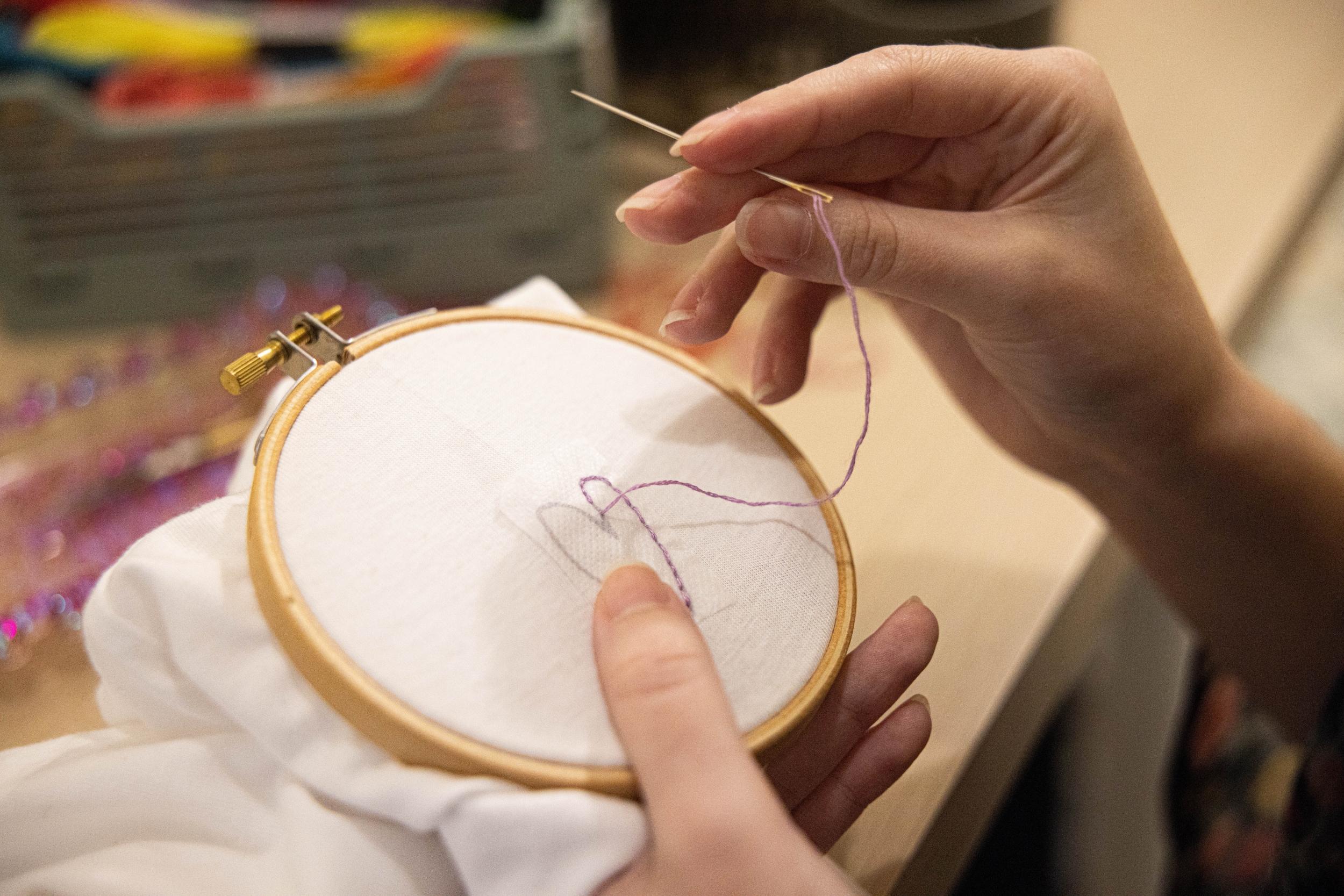 Découvrez la broderie en duo avec votre enfant, accompagnés par Tiana - Image n°1 - Wecandoo