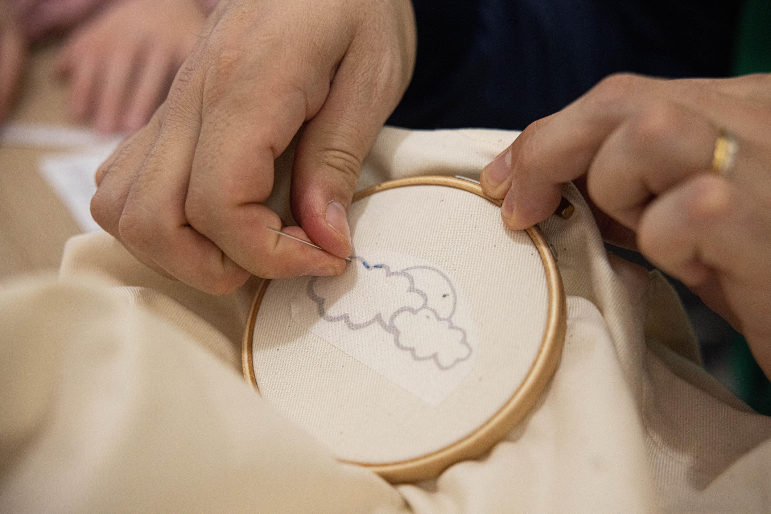 Initiez-vous à la broderie sur une variété de textiles made in France avec Tiana - Image n°1 - Wecandoo