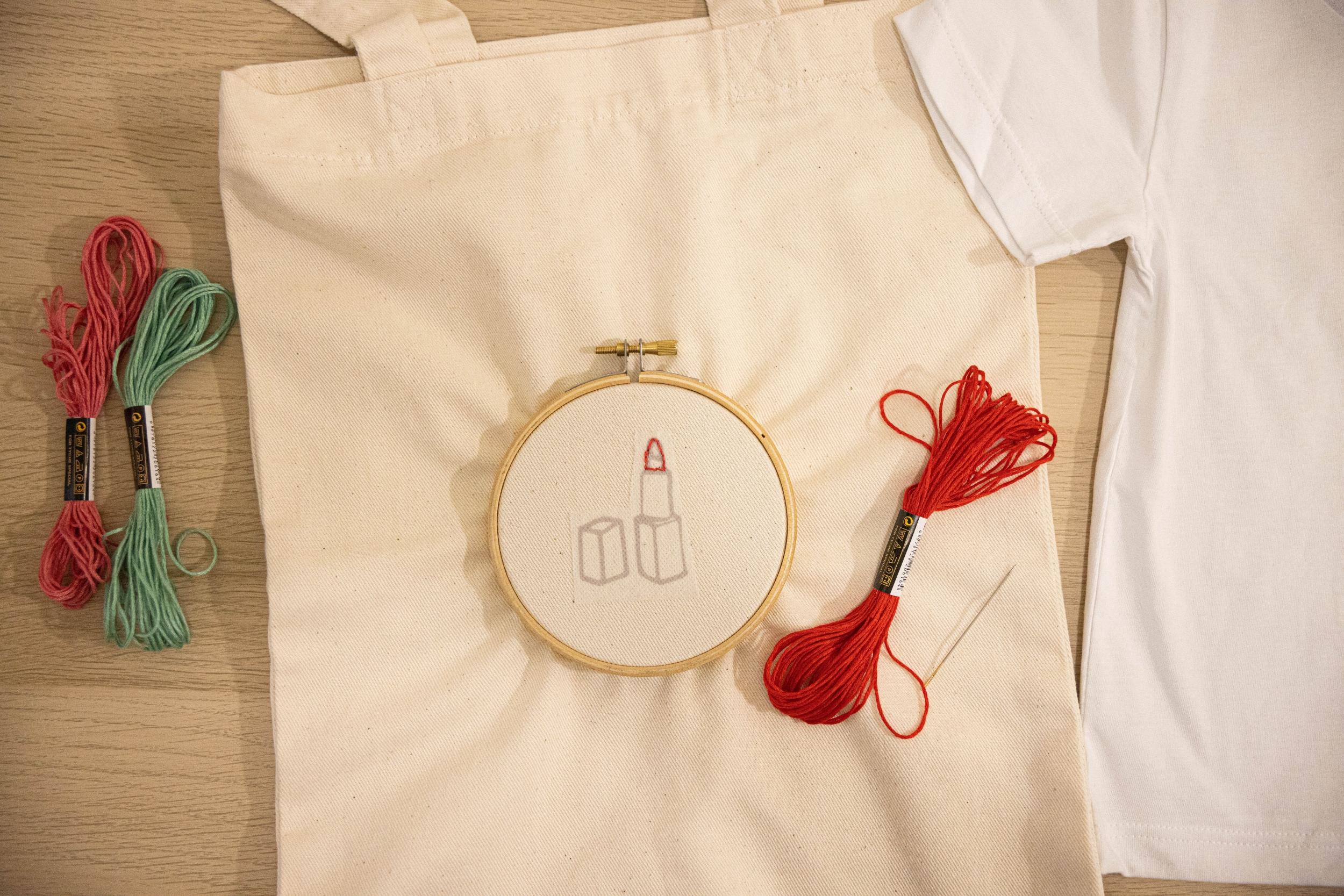 Initiez-vous à la broderie sur une variété de textiles made in France avec Tiana - Image n°4 - Wecandoo